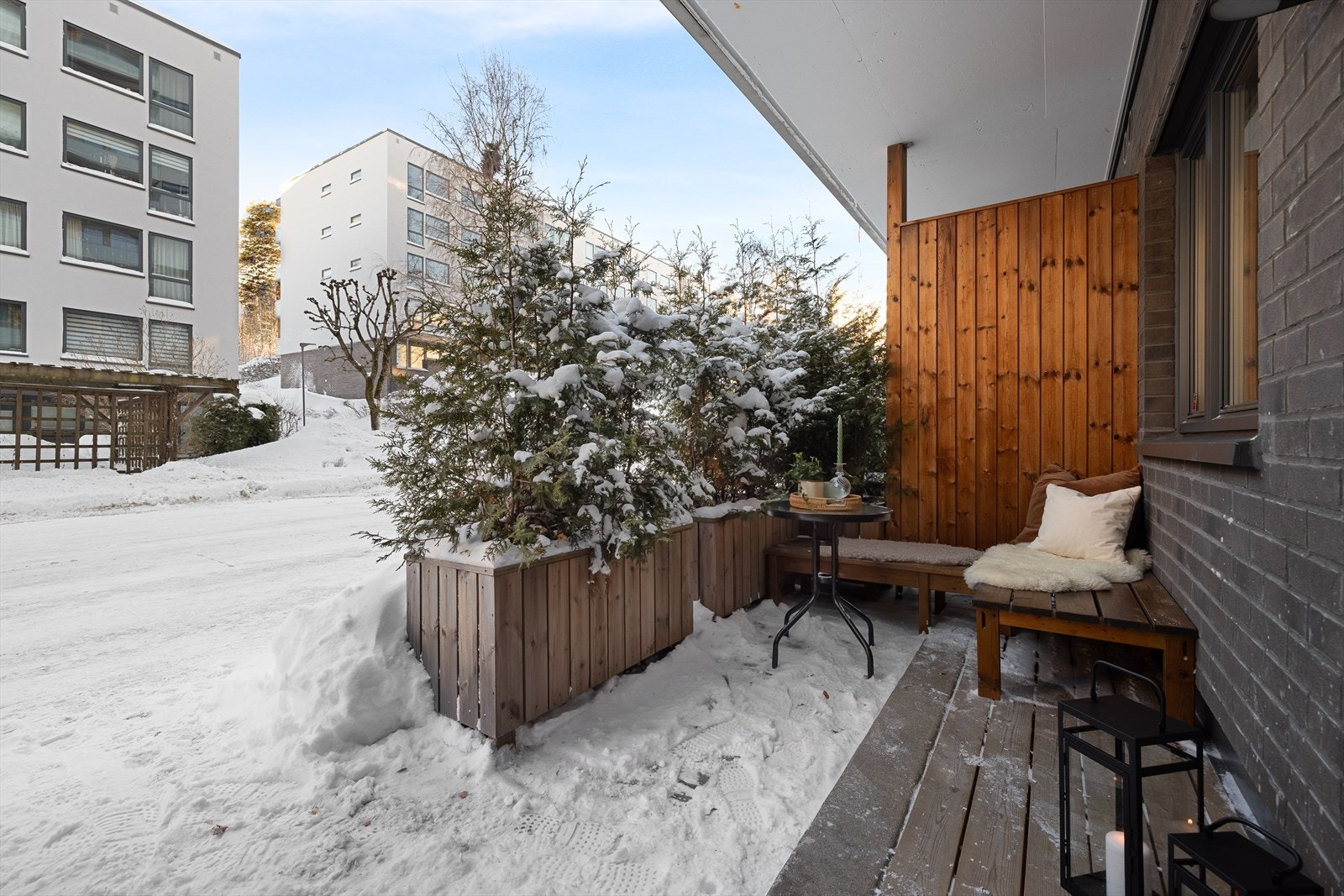 Leiligheten har egen inngang gjennom terrassen Galleribilde