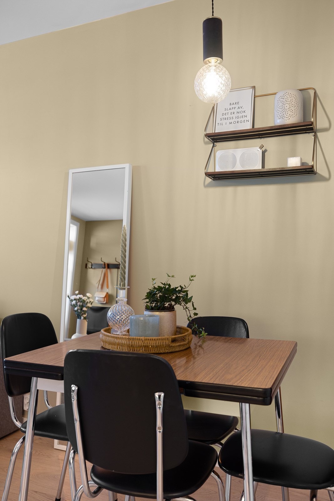I stuen er det rom for en hyggelig spiseplass Galleribilde