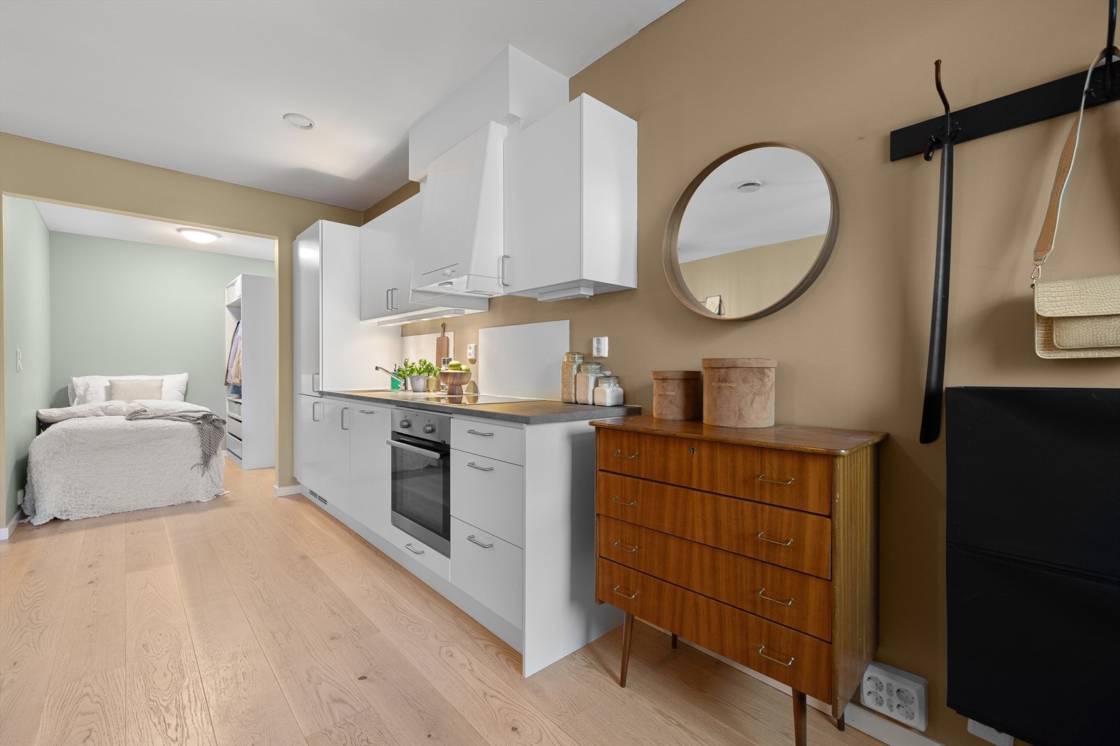 Stilrent og romslig kjøkken med glatt lys innredning Galleribilde