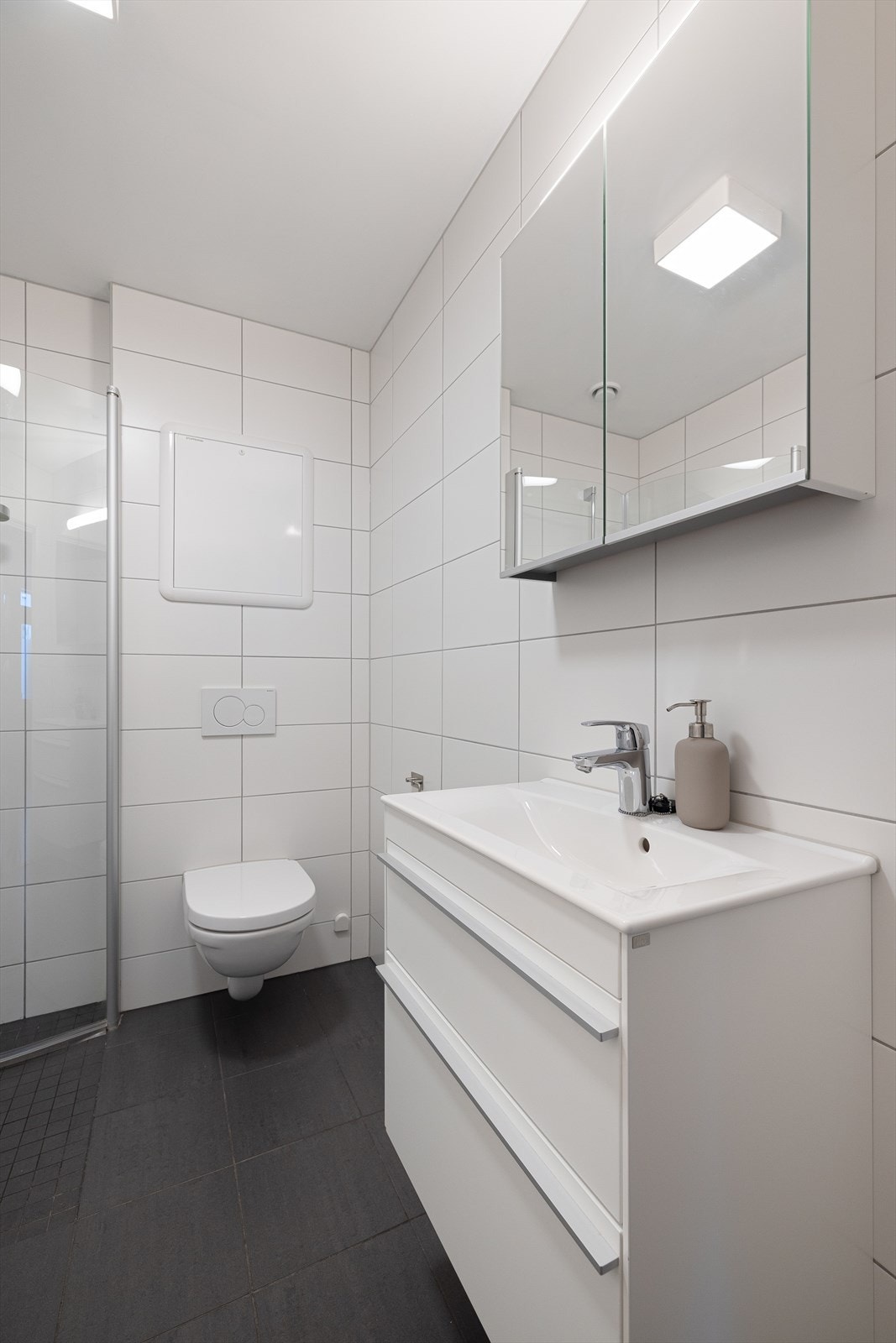 Baderommet er fra 2020 og er utstyrt med varmekabler i gulv Galleribilde