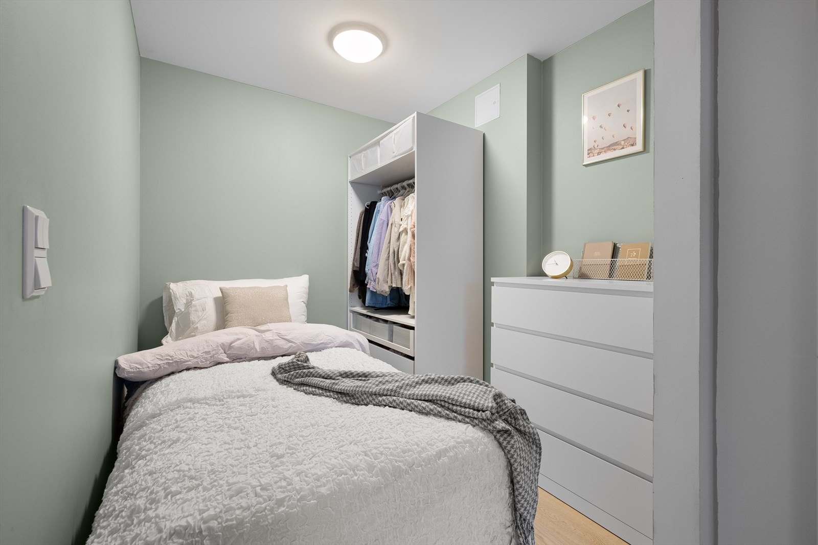 Sovealkove med plass til seng og garderobe Galleribilde