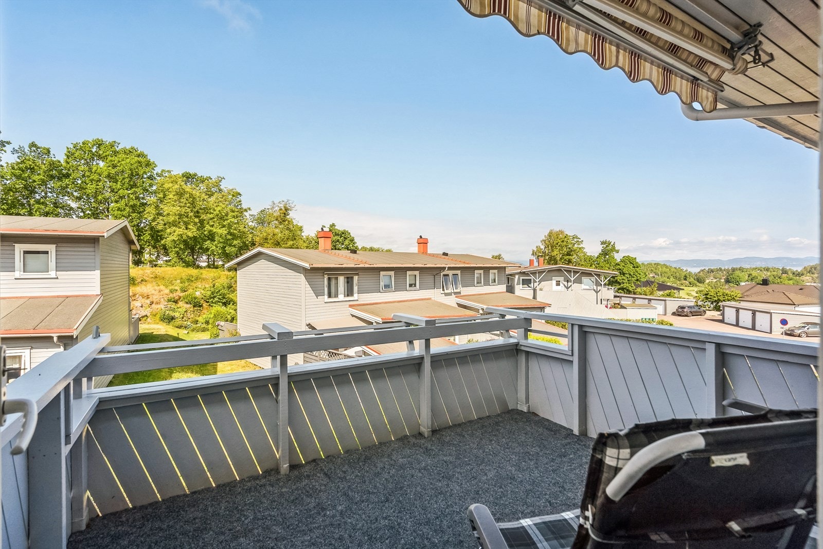 Her er det god plass til ønsket utemøblement. Balkongen er utstyrt med markise. Galleribilde