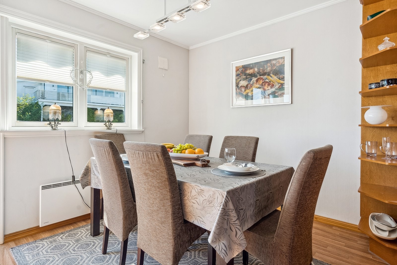 Om ønskelig er det plass til en hyggelig spisegruppe som gjør det både gøy og sosialt å kokkelere til det inviterte selskapet. Galleribilde