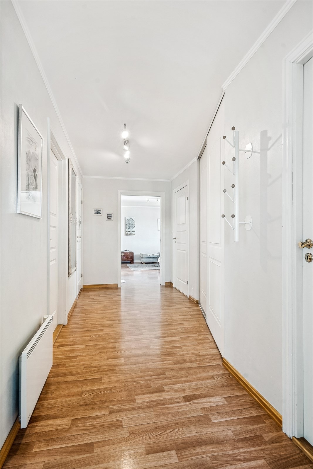 Entré med god plass til å henge fra seg yttertøy og sette fra seg sko i praktisk skyvedørsgarderobe. Galleribilde