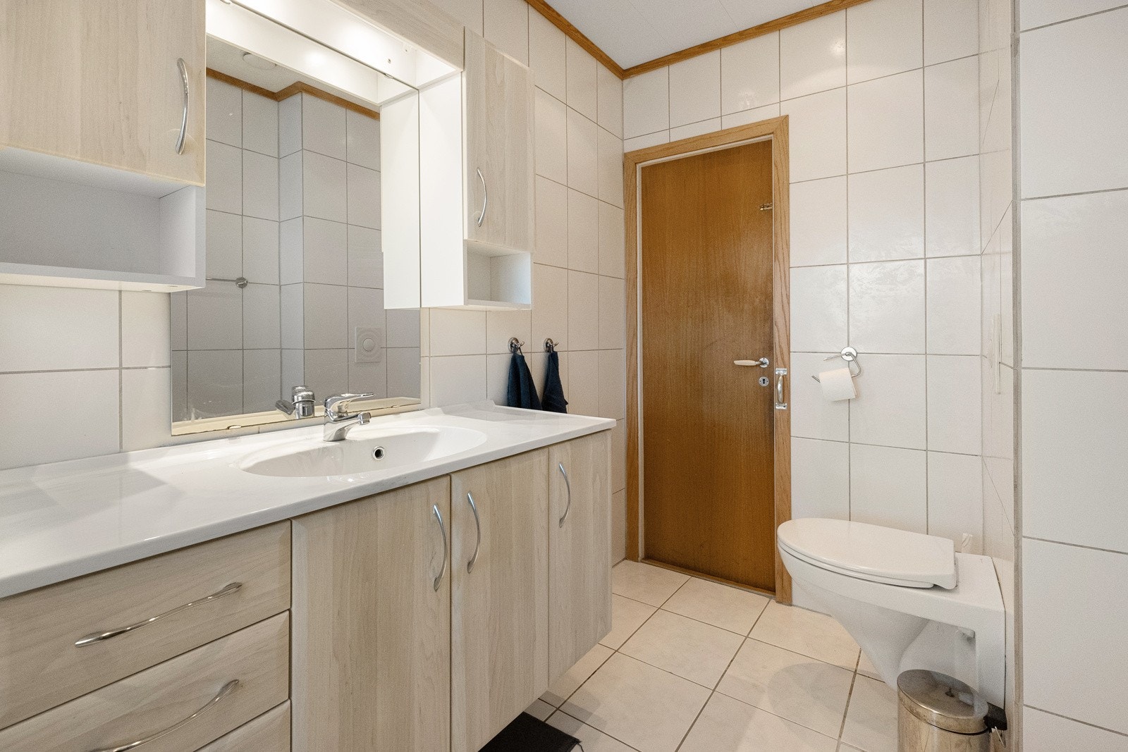 Badet med servant, vegghengt toalett, dusjkabinett og opplegg for vaskemaskin Galleribilde