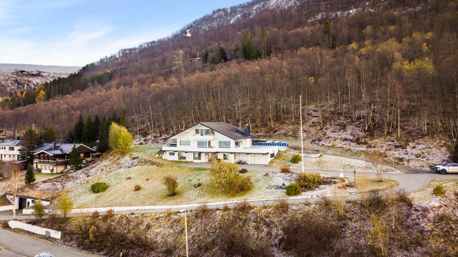 Boligen ligger svært godt til på en av Tromsdalens flotteste eiendommer.