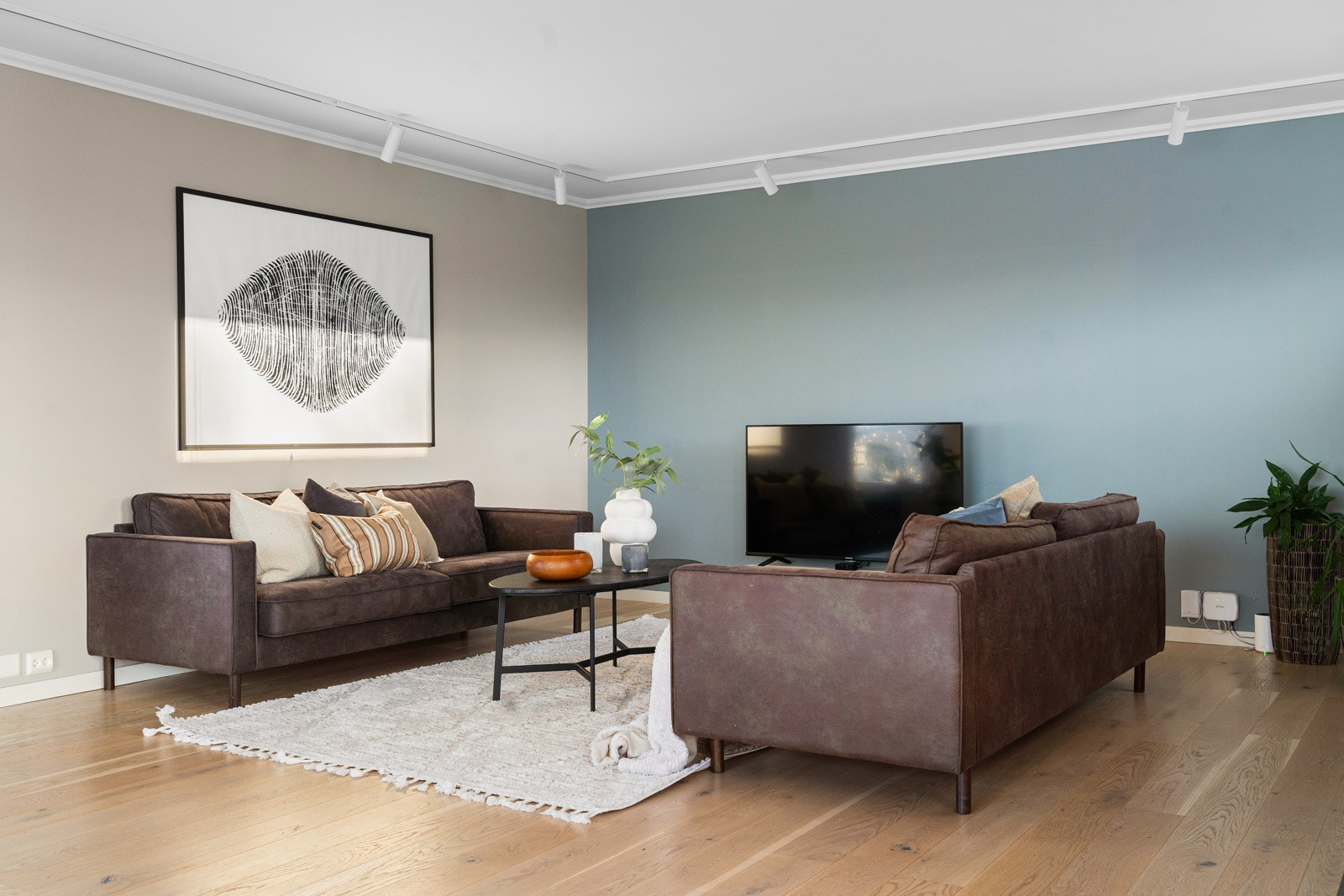 Bak i stuen har du plass til både sofa og mediekonsoller.