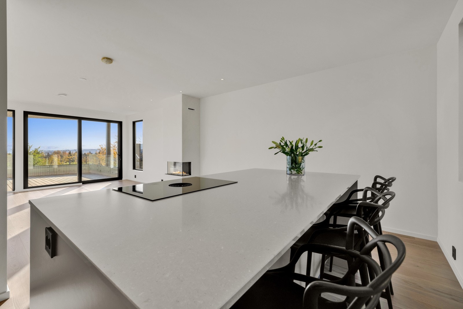 Downlights i tak gir en godt opplyst arbeidssone og det er stor plass til spisebord i overgangen i stuen. Galleribilde