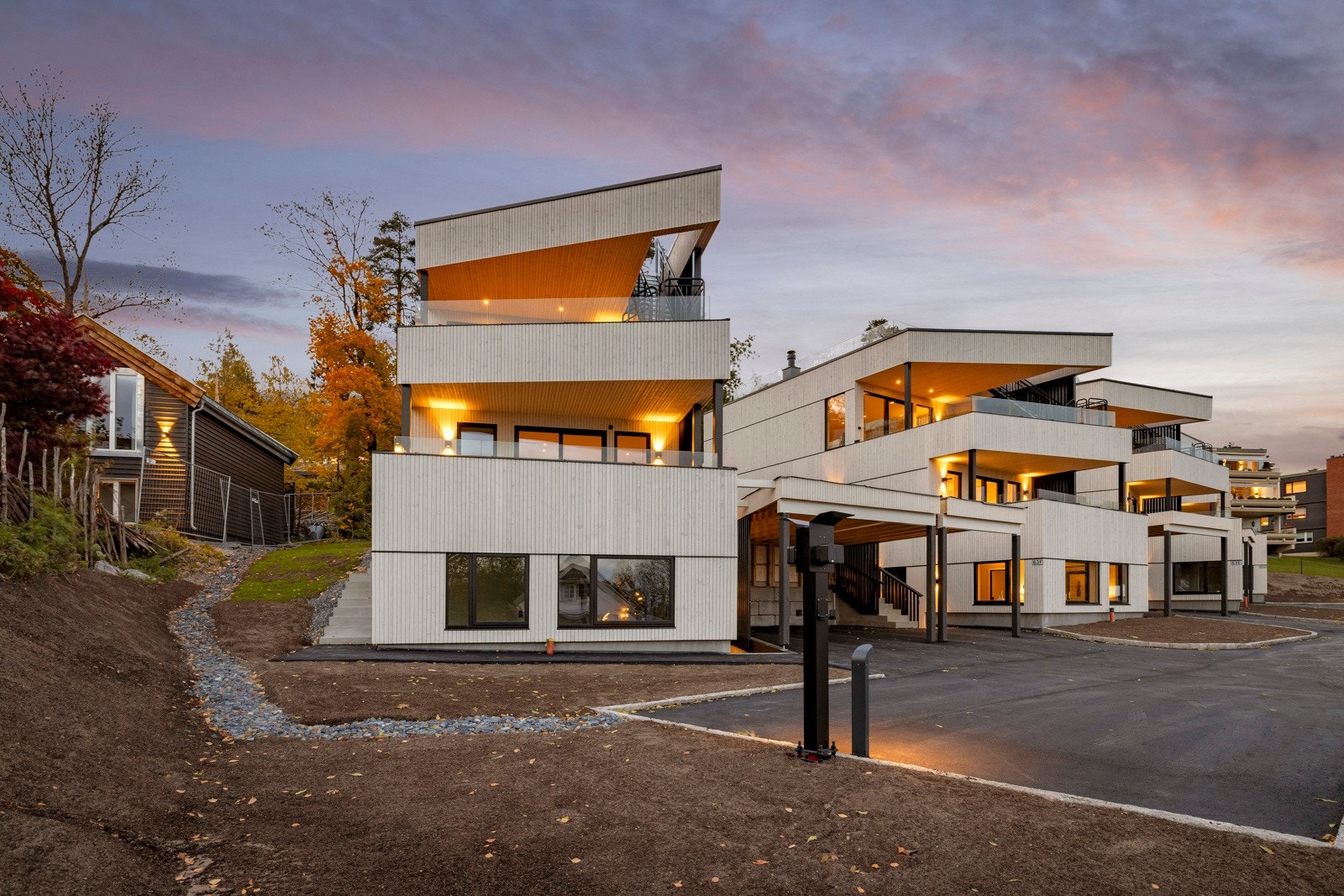 Velkommen til Holmenkollveien 63G - Eksklusiv funkisvilla fra 2023 m/2 terrasser, spektakulær takterrasse, sol og fjordutsikt. Carport, 4 bad og 4 soverom. Galleribilde