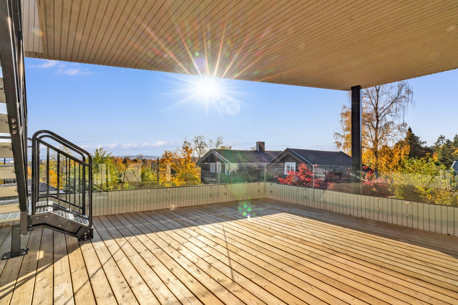 Terrasse ut fra stue ca. 28 kvm. Rekkverkshøyde er 1 meter. Galleribilde