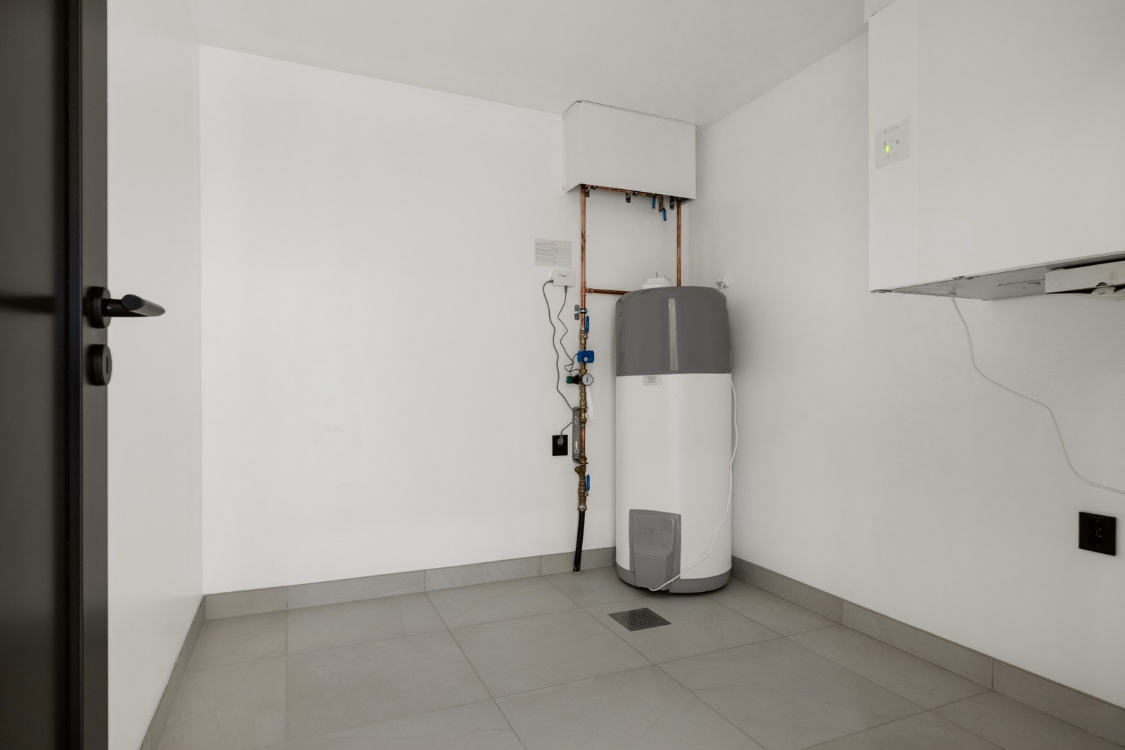 Vaskerommet ligger i underetasjen og har fliser på gulv. Her er også ventilasjonsanlegg og varmtvannsbereder plassert. Galleribilde