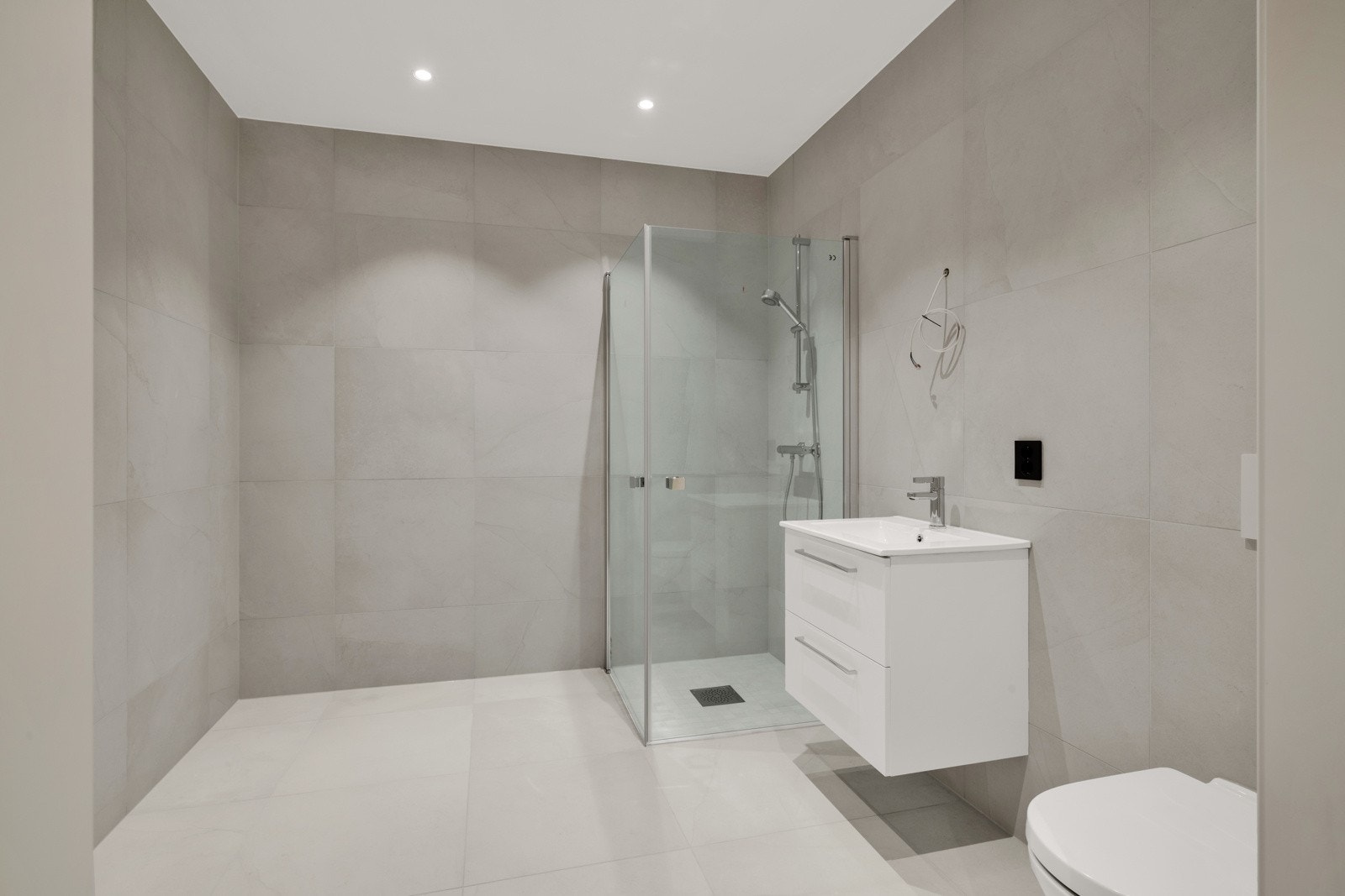 Boligen har fire moderne bad og et separat vaskerom. Galleribilde