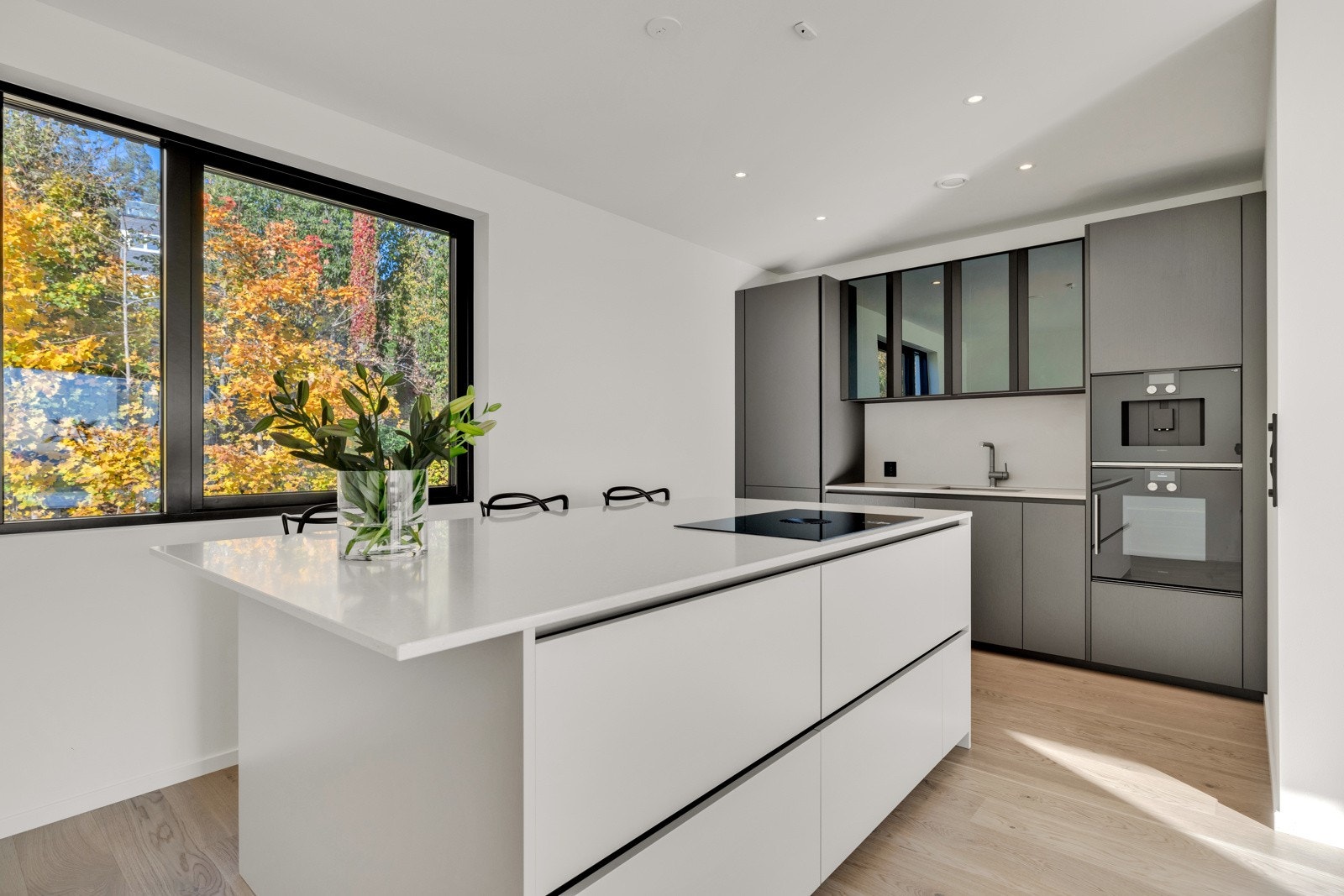 Kjøkkenet fra Expo nova er stilrent, lekkert og har alle hvitevarer integrert fra Gaggenau, Miele og Bora. Galleribilde