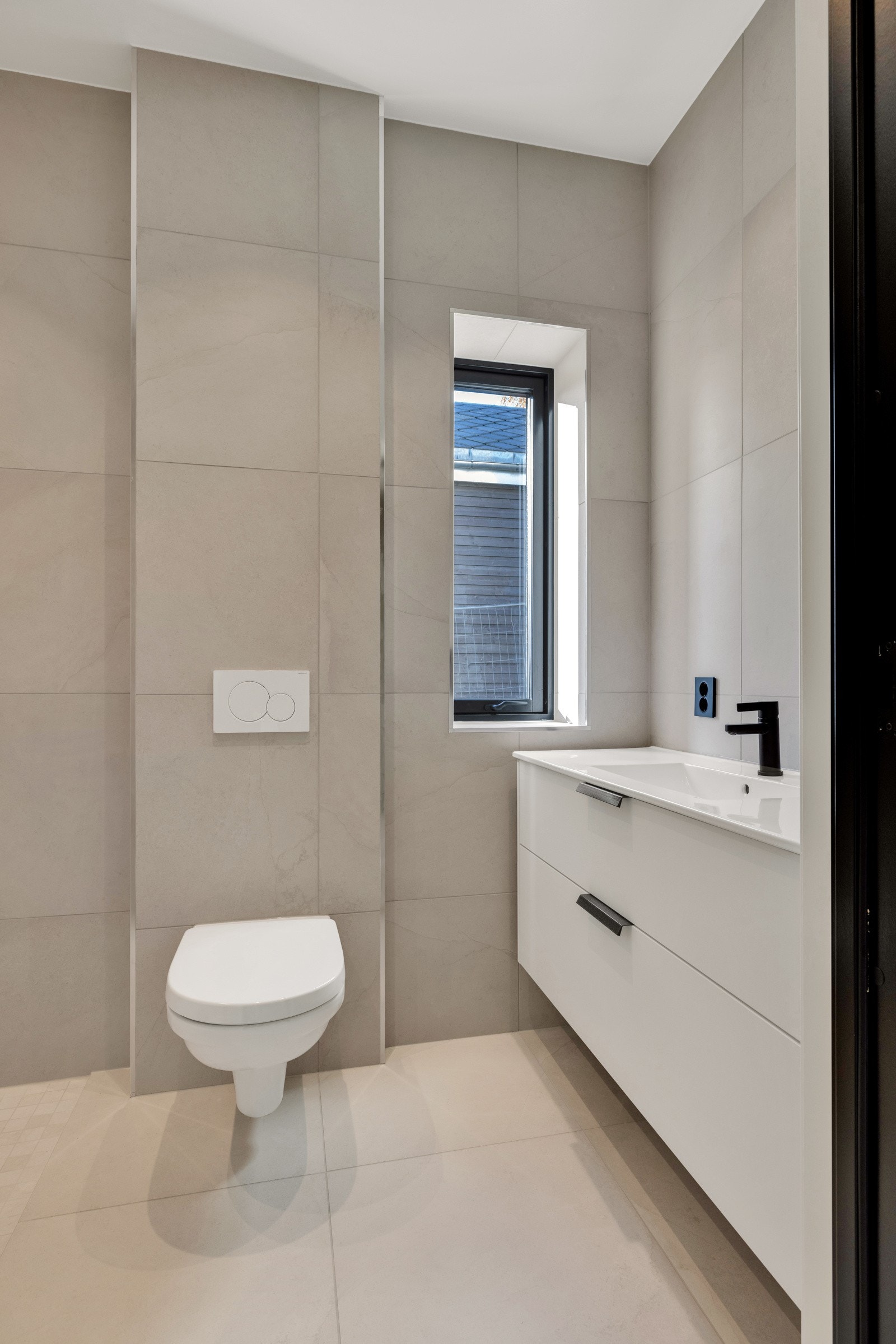 Alle badene har veggmontert toalett og en pen innredning med skuffer. Galleribilde