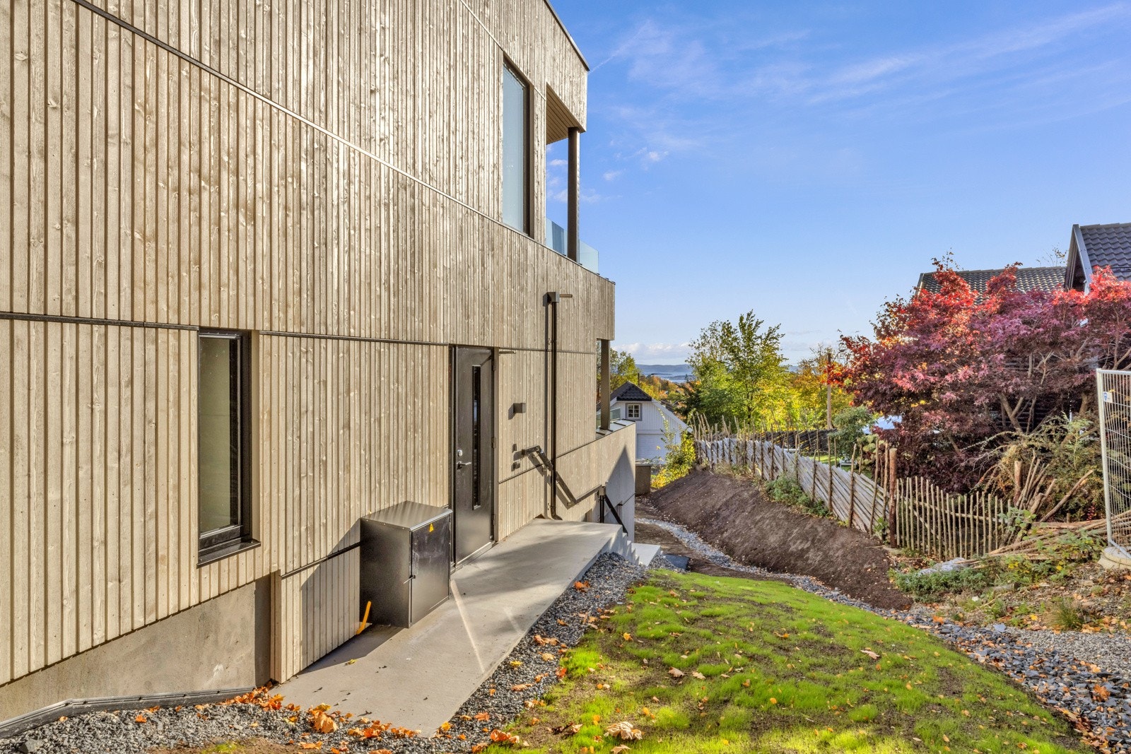 Eiendommen ligger i et veletablert og utpreget barnevennlig nabolag med skole få min unna. Galleribilde