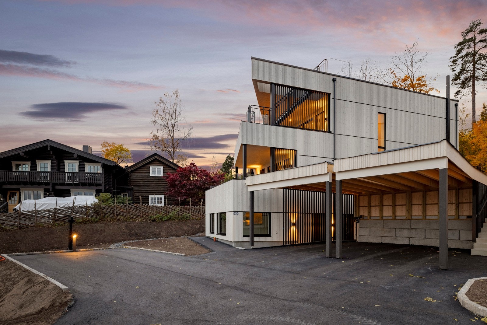 Det medfølger en carport og en biloppstillingsplass, begge med tilgang til el-billader. Galleribilde
