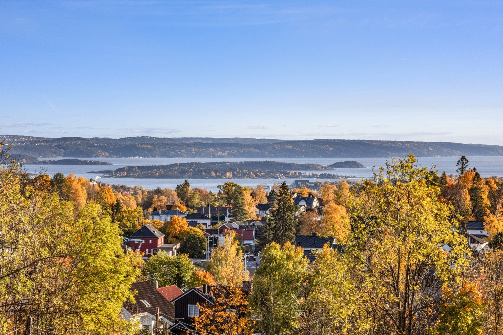 Utsikten er nydelig og spektakulær over nabolaget, byen og helt til fjorden som glitrer i det fjerne. Galleribilde