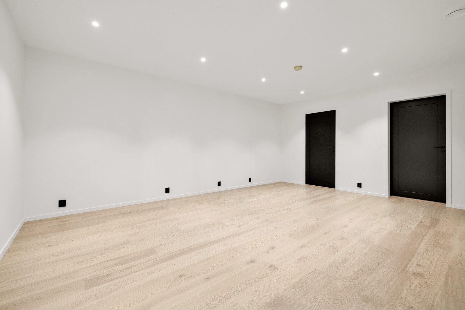 I underetasjen har boligen en koselig tv-stue, og en romslig gang som fint kan benyttes som en ekstra stue. Galleribilde