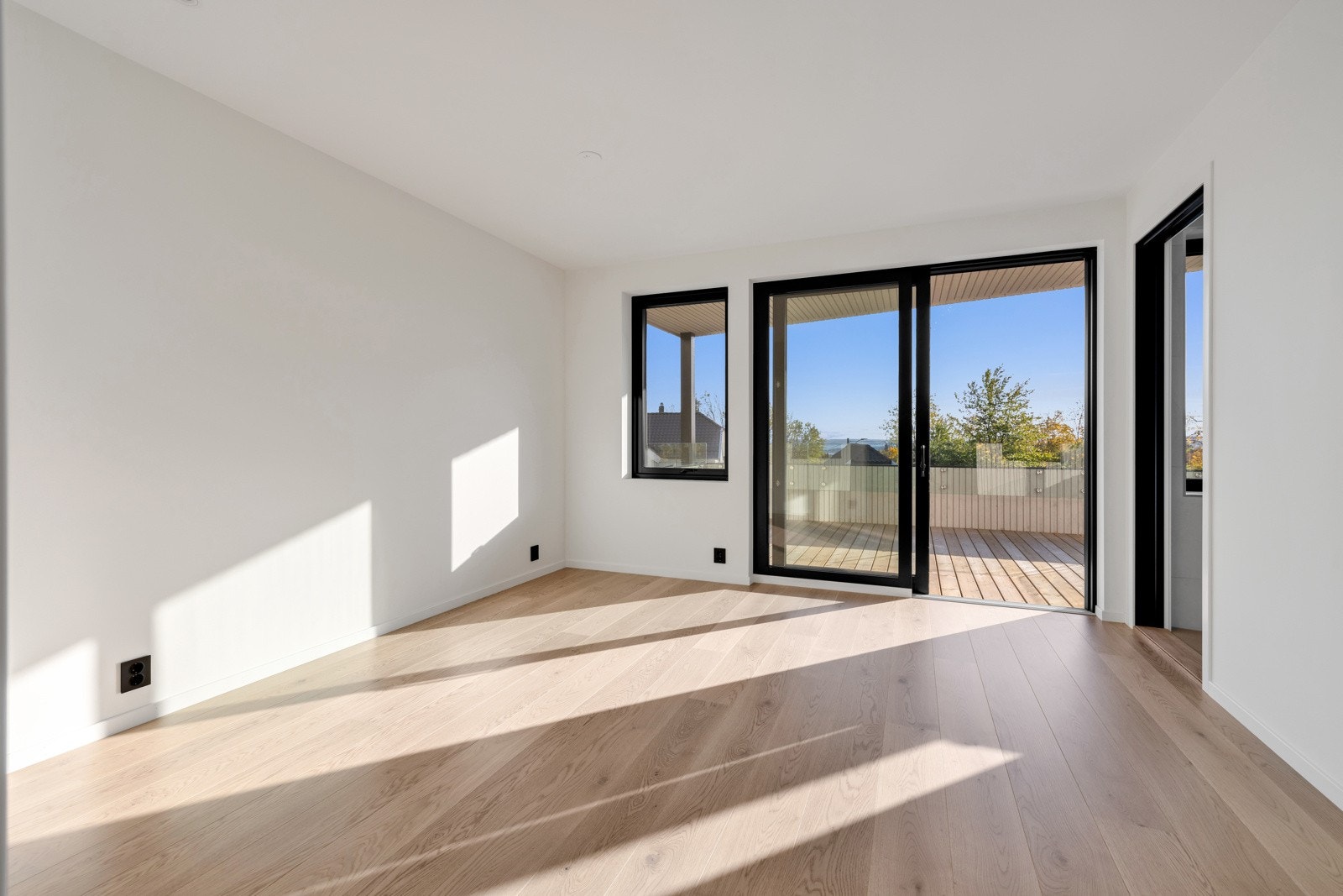 Mastersuiten har eget bad og terrasse, en ekstra luksus i hverdagen. Galleribilde