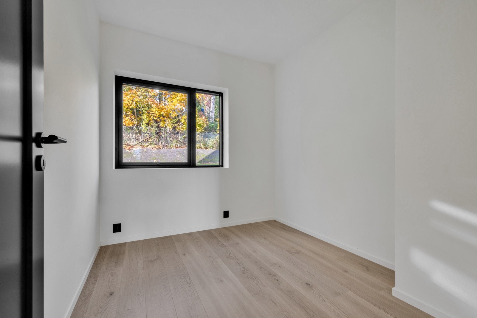 Boligen har totalt fire soverom med god plass til seng, nattbord og garderobeskap. Galleribilde