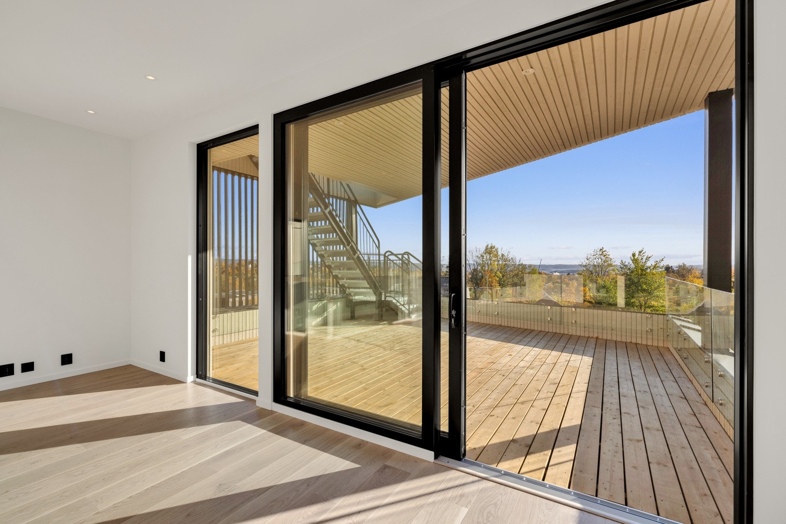 Mot sydøst er det utgang til en solrik terrasse med fantastisk utsikt og trapp videre til en takterrasse med storslått panorama mot fjorden. Galleribilde