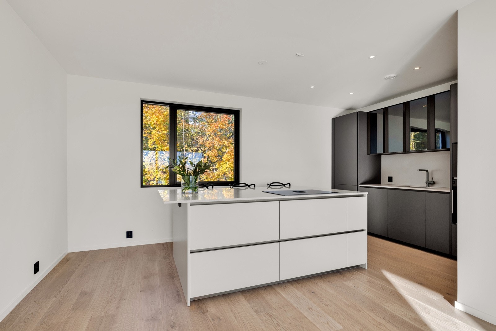 Den luftige stuen ligger i åpen løsning med kjøkkenet og dekker hele arealet i toppetasjen. Galleribilde