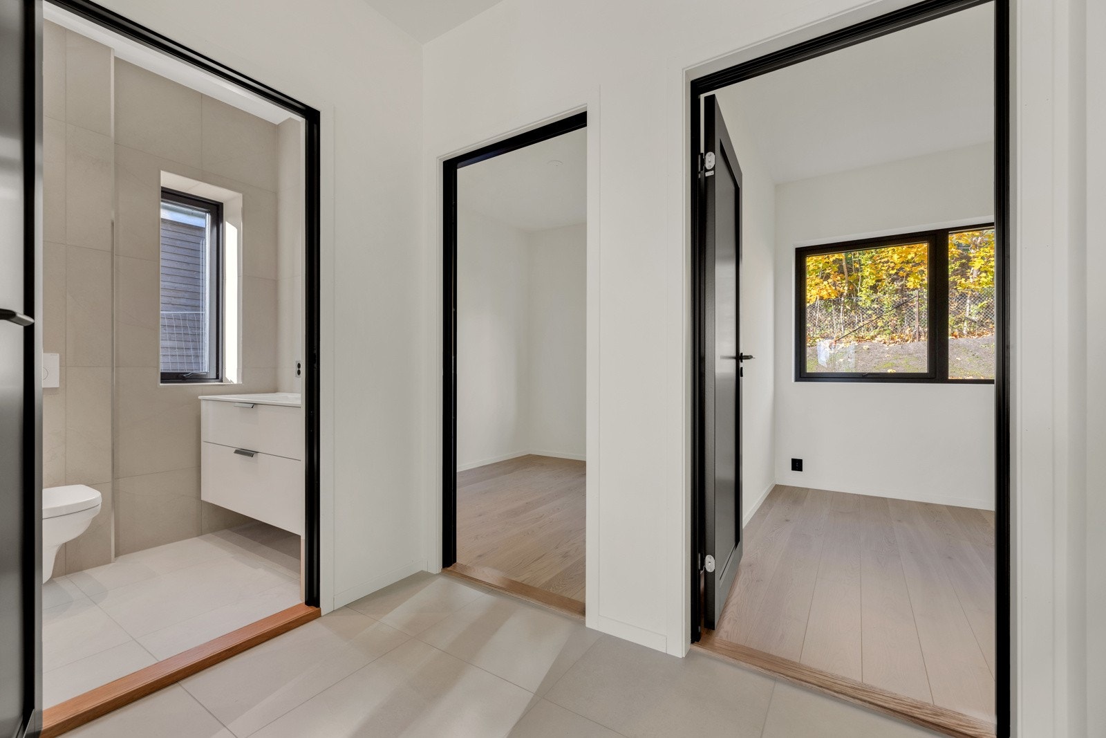 De to badene i første etasje har vindu som gir friskt dagslys, i tillegg til downlights i himling. Galleribilde