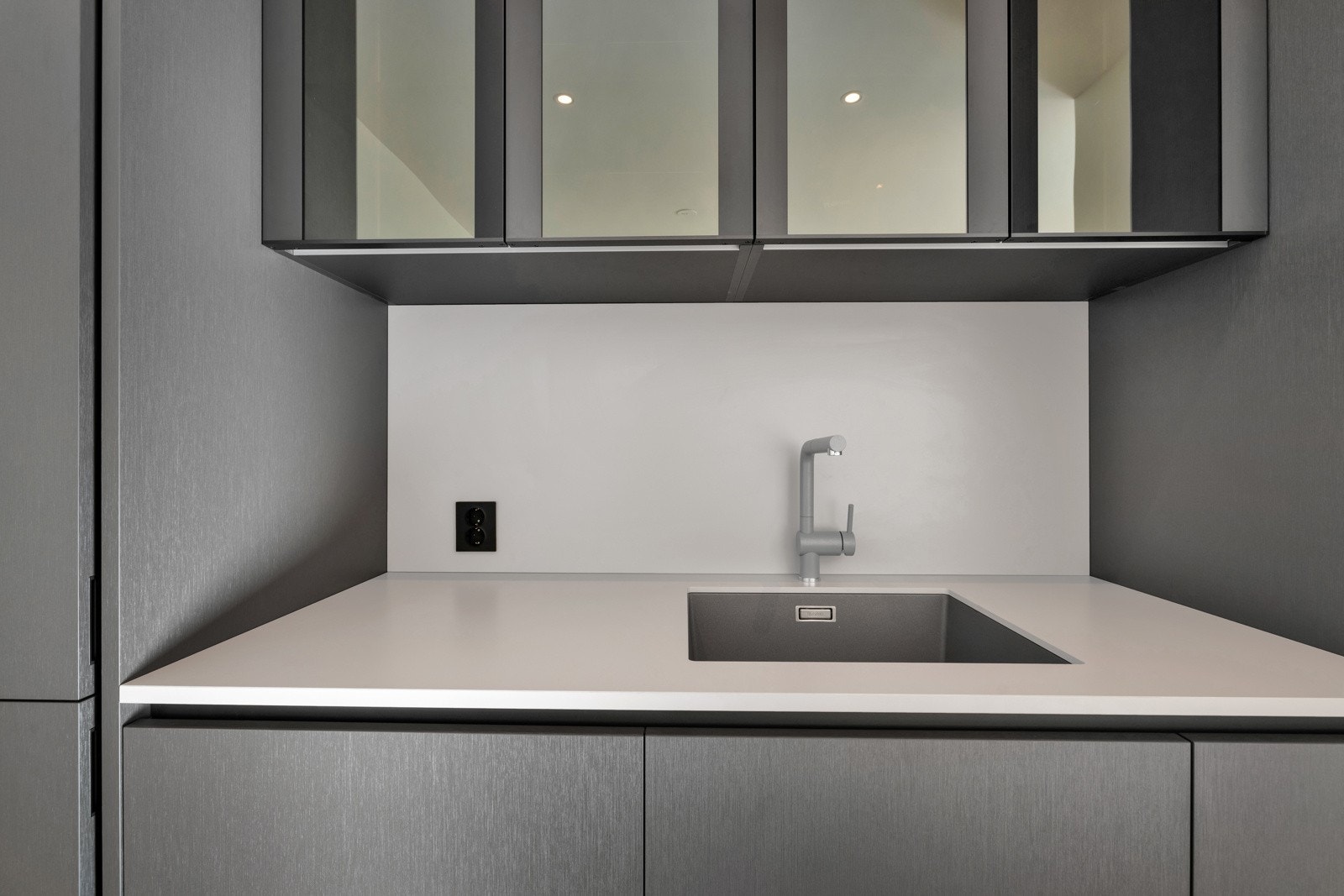 Stekeovn, induksjonstopp, oppvaskmaskin og kjøl/frys er integrert i innredningen. Galleribilde