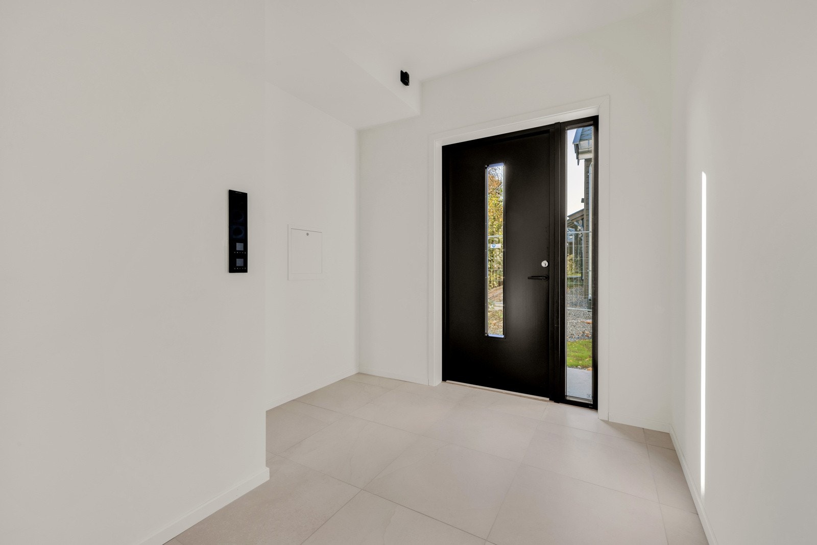 Hallen i første etasje har fliser på gulv med gulvvarme og takhøyde på 2,69 meter. Galleribilde