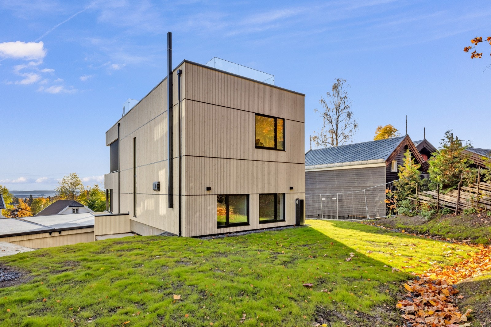 Gårdsplassen er asfaltert og det er anlagt en hageflekk i front, klargjort for plen eller annen beplantning. Galleribilde