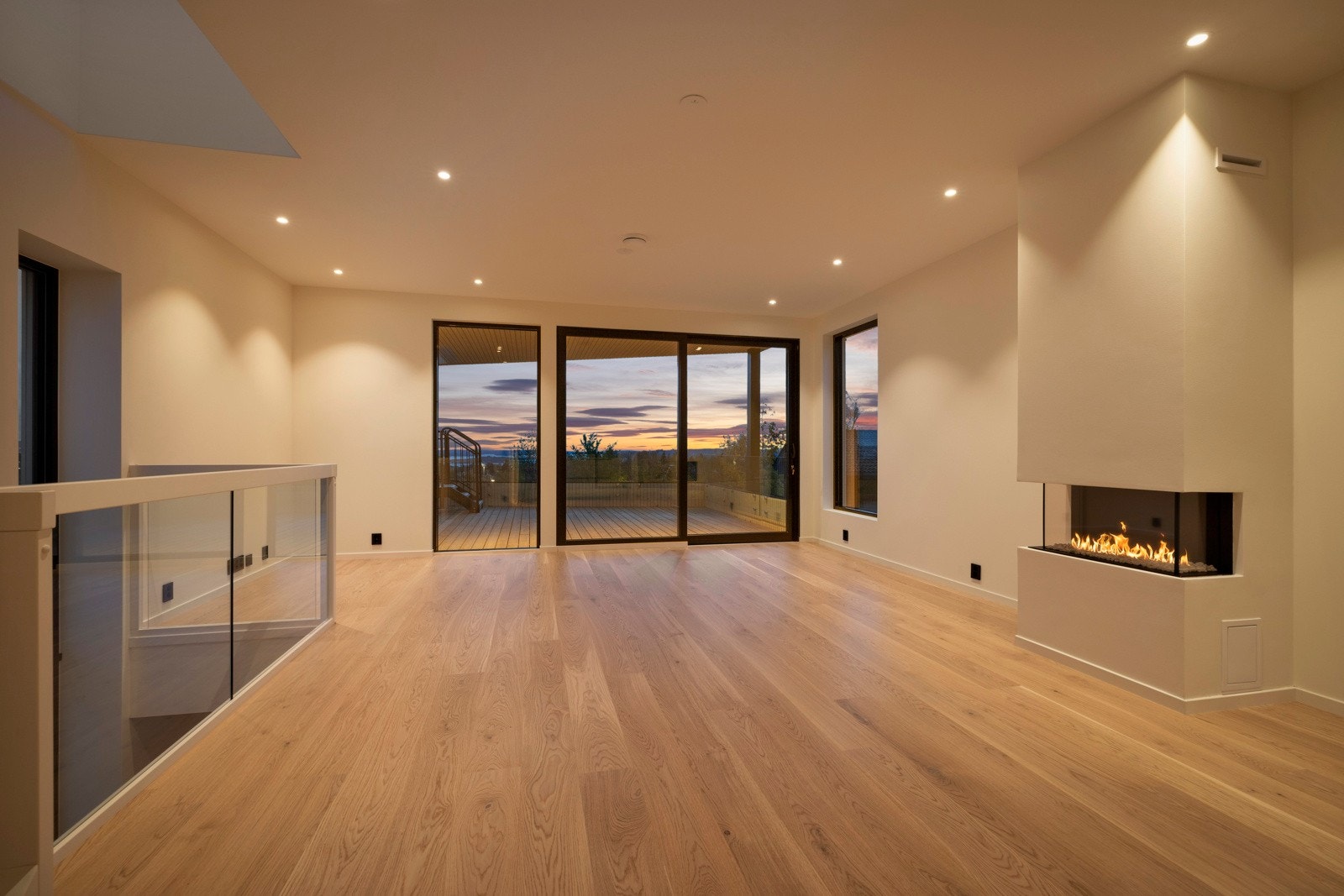 Vinduer i fire himmelretninger fyller rommet med dagslys og gir spektakulær utsikt mot sydøst. Galleribilde