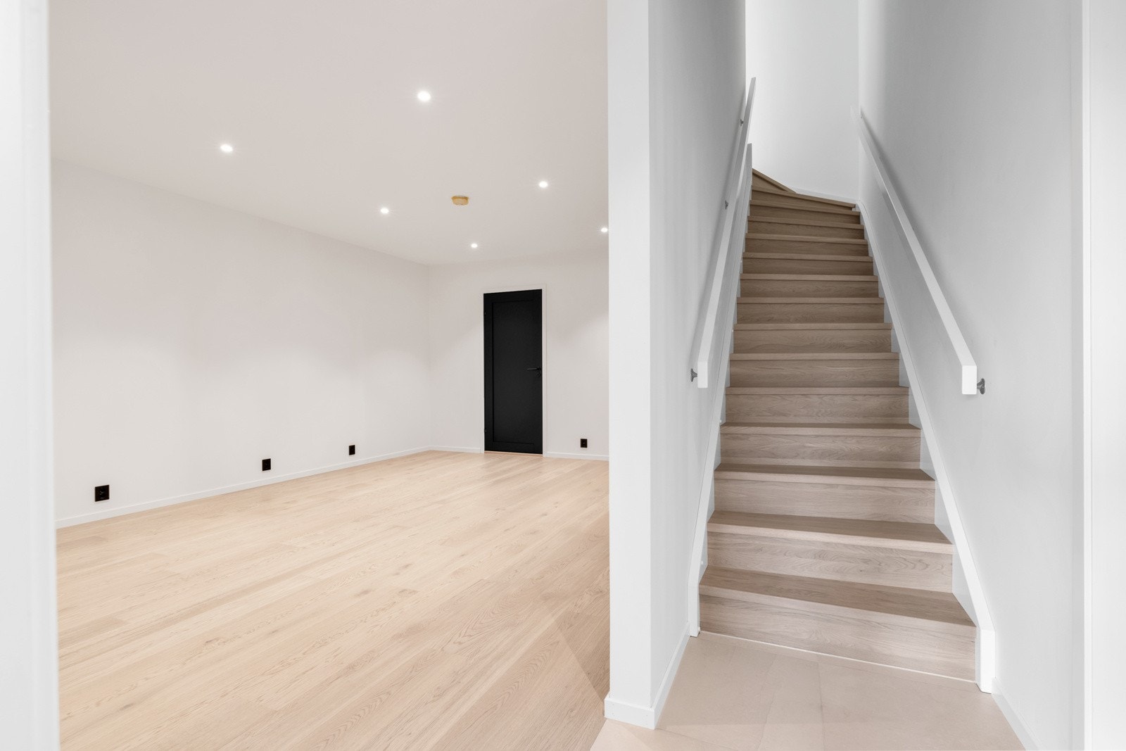 Første etasje har flislagt hall, tre gode soverom og to delikate bad. I tillegg er det lagt opp vann i den ene veggen. Galleribilde