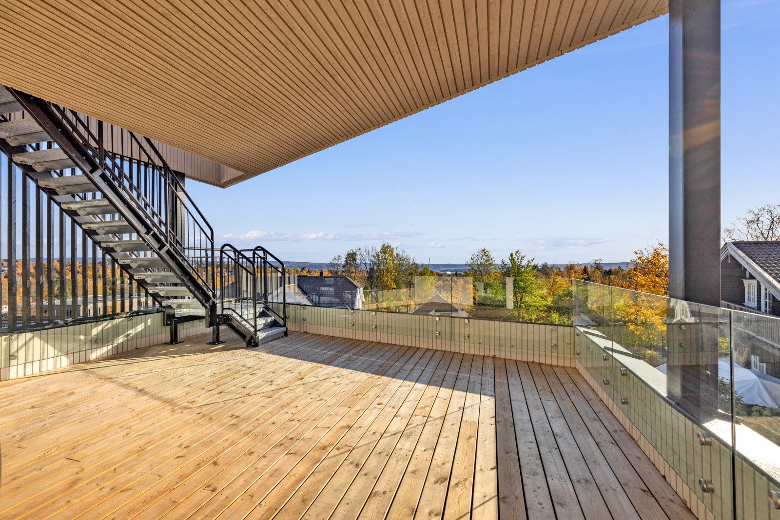 Nabolaget er utpreget barnevennlig. Få min unna ligger skole, idrettsanlegg og fantastiske turområder. Galleribilde