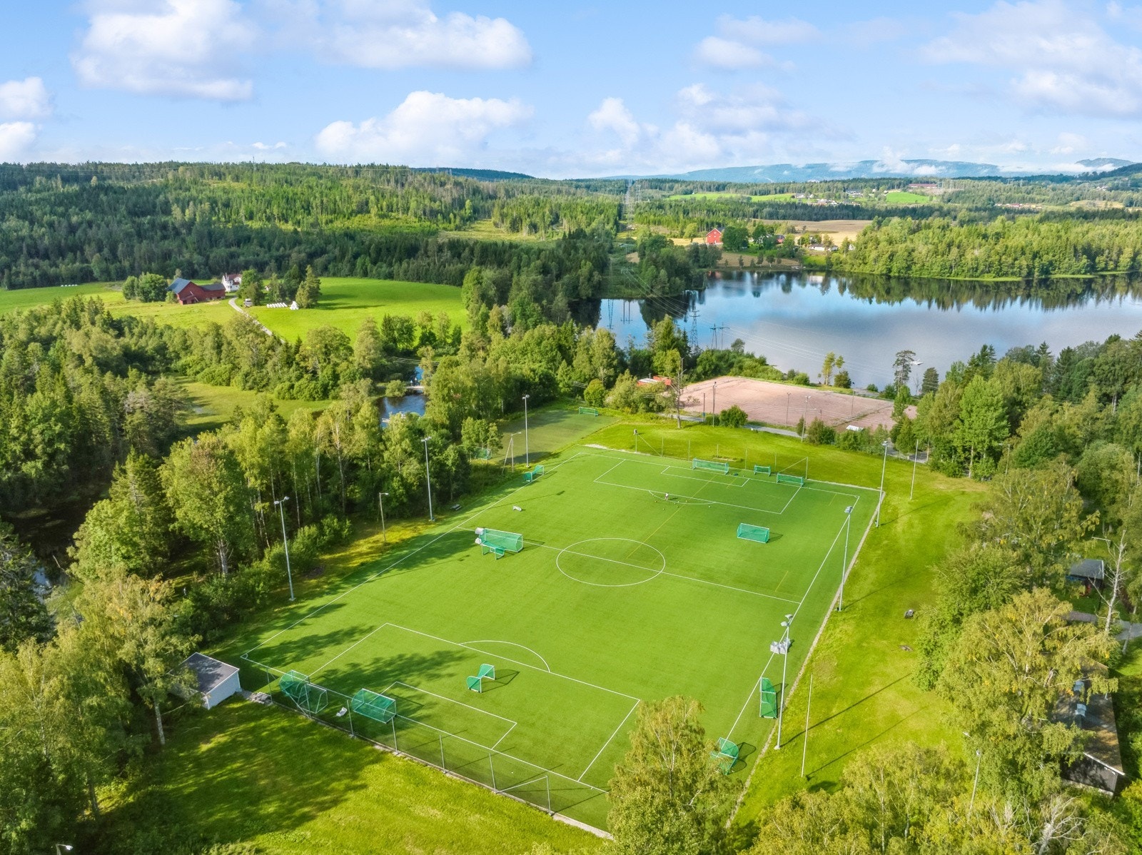 DIF tilbyr et rikt aktivitetstilbud til barn og voksne med foballbane, padlesenter og sandstrand med badebrygge. Galleribilde