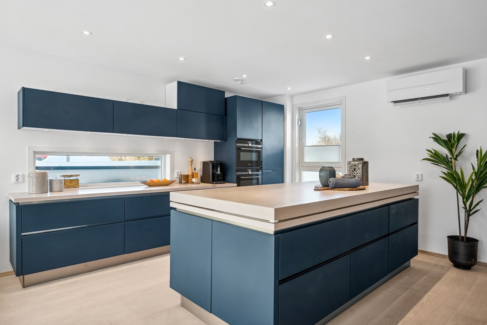 Benkeplate på øy skjuler steketopp - trekkes ut helt eller delvis ettersom behov. Galleribilde