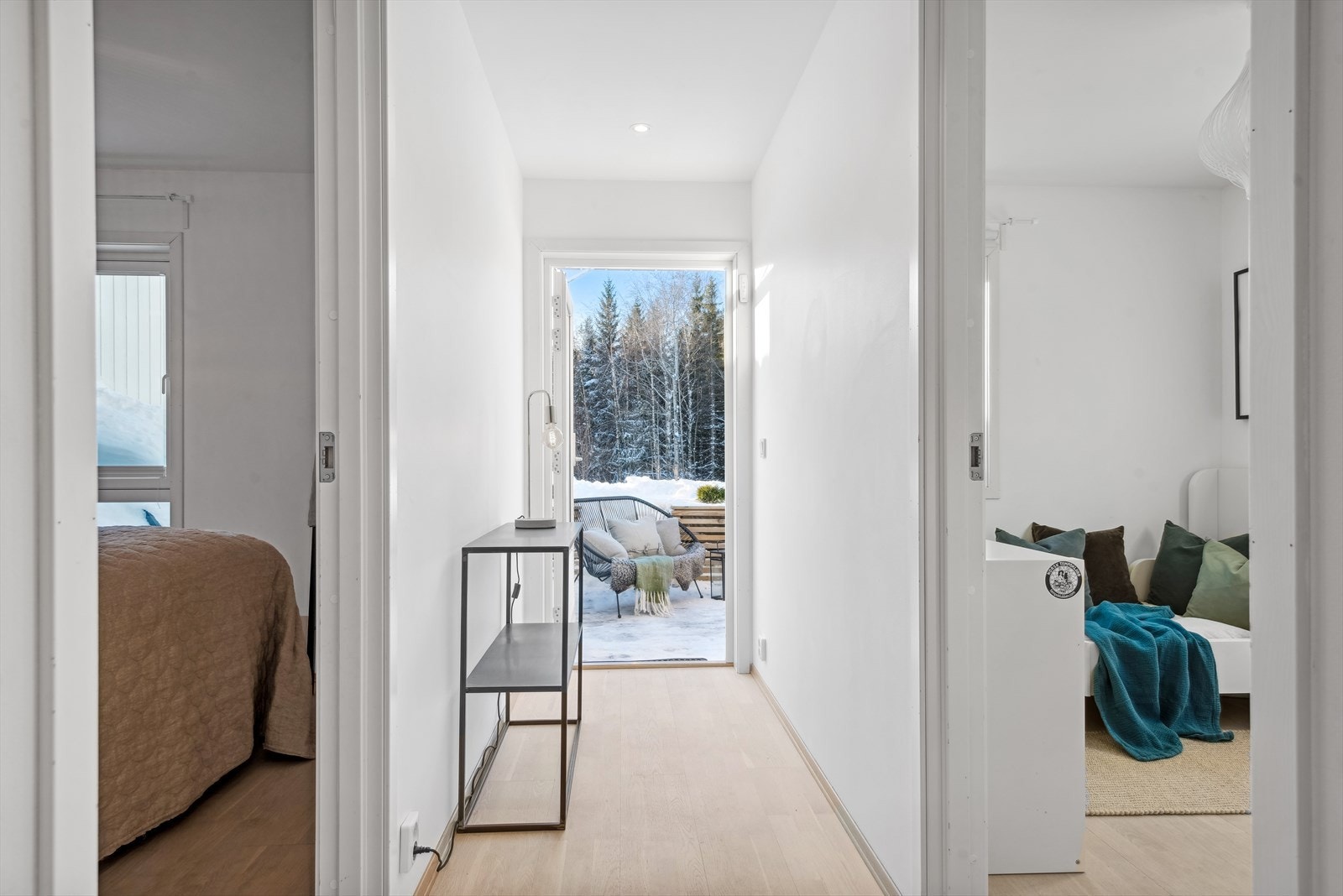 Fra gangen i 1. etasje er det direkte utgang til vestvendt terrasse og hage/friareal. Galleribilde