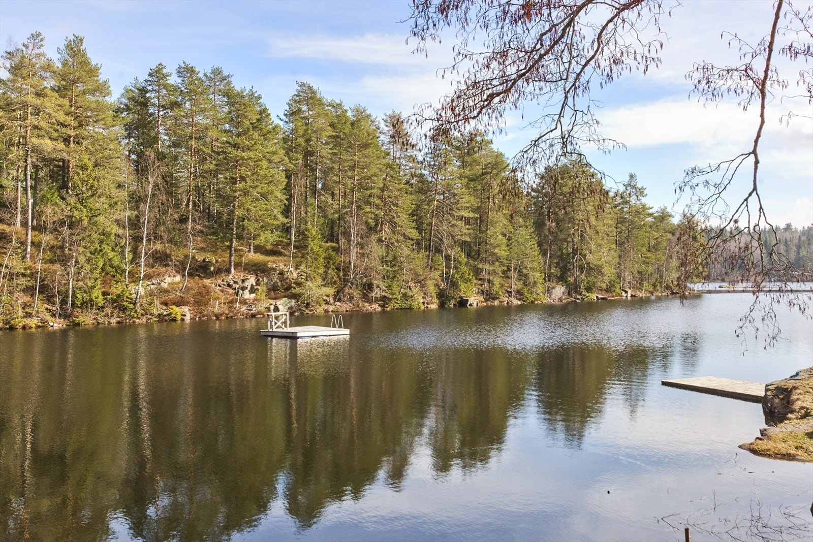 Det er kun 5 minutters gange ned til Nordvannet med badebrygge. Galleribilde