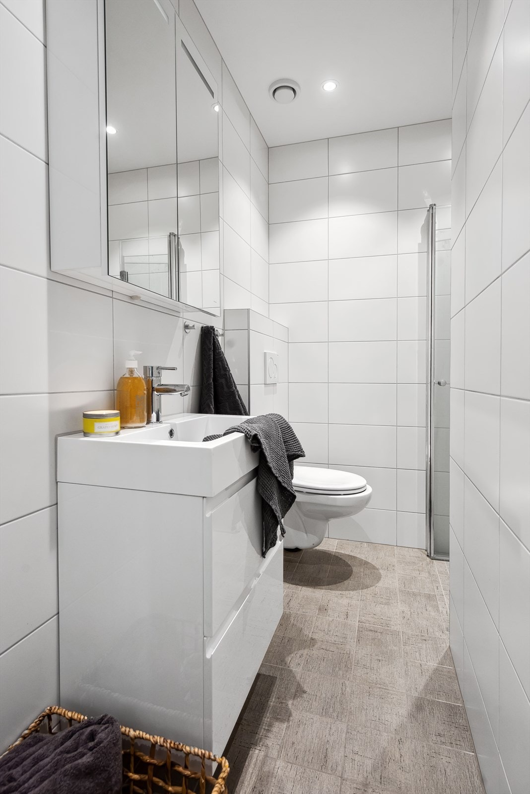 Baderom 1 med dusjnisje Galleribilde