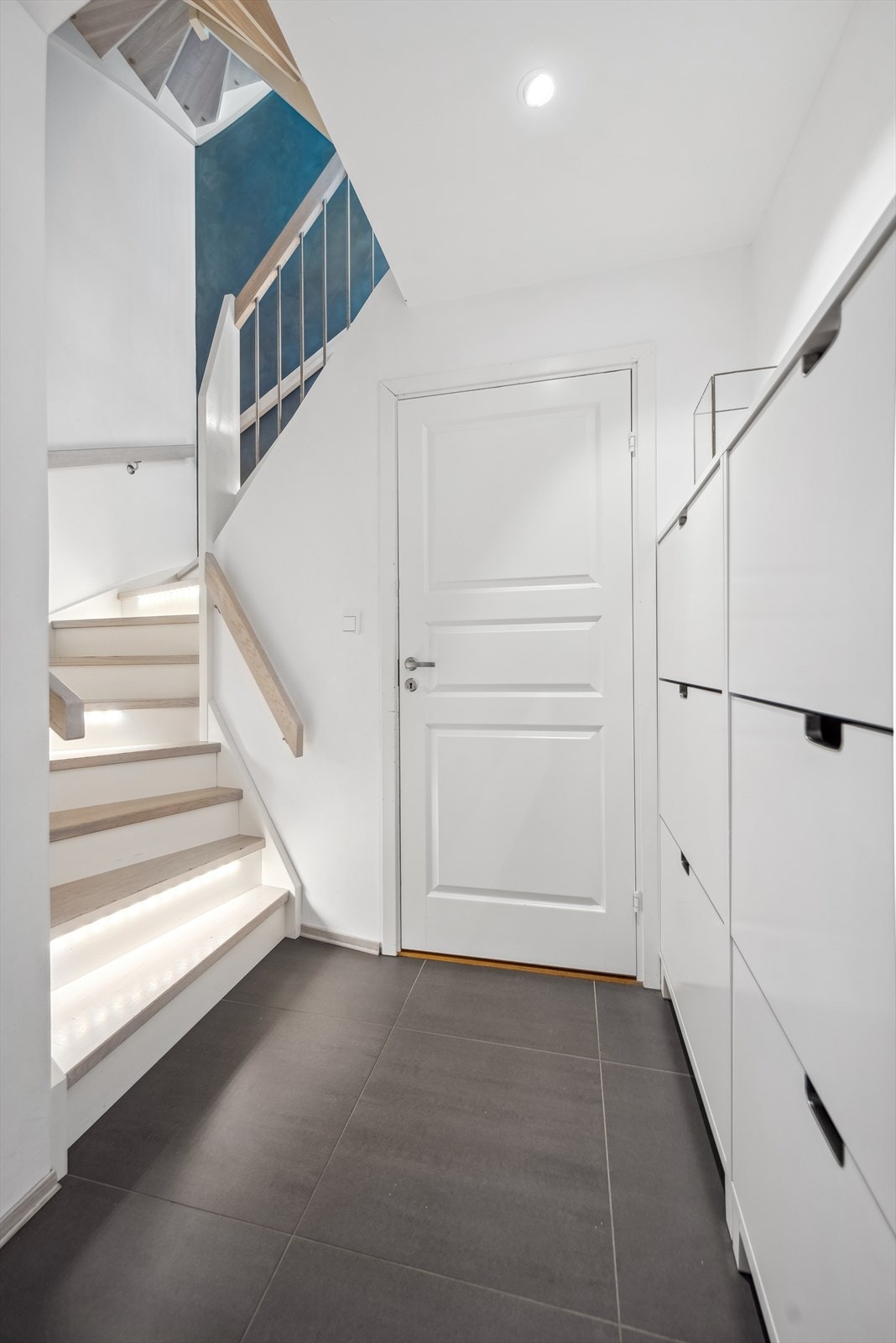 Entré med tilgang til innvendig bod Galleribilde