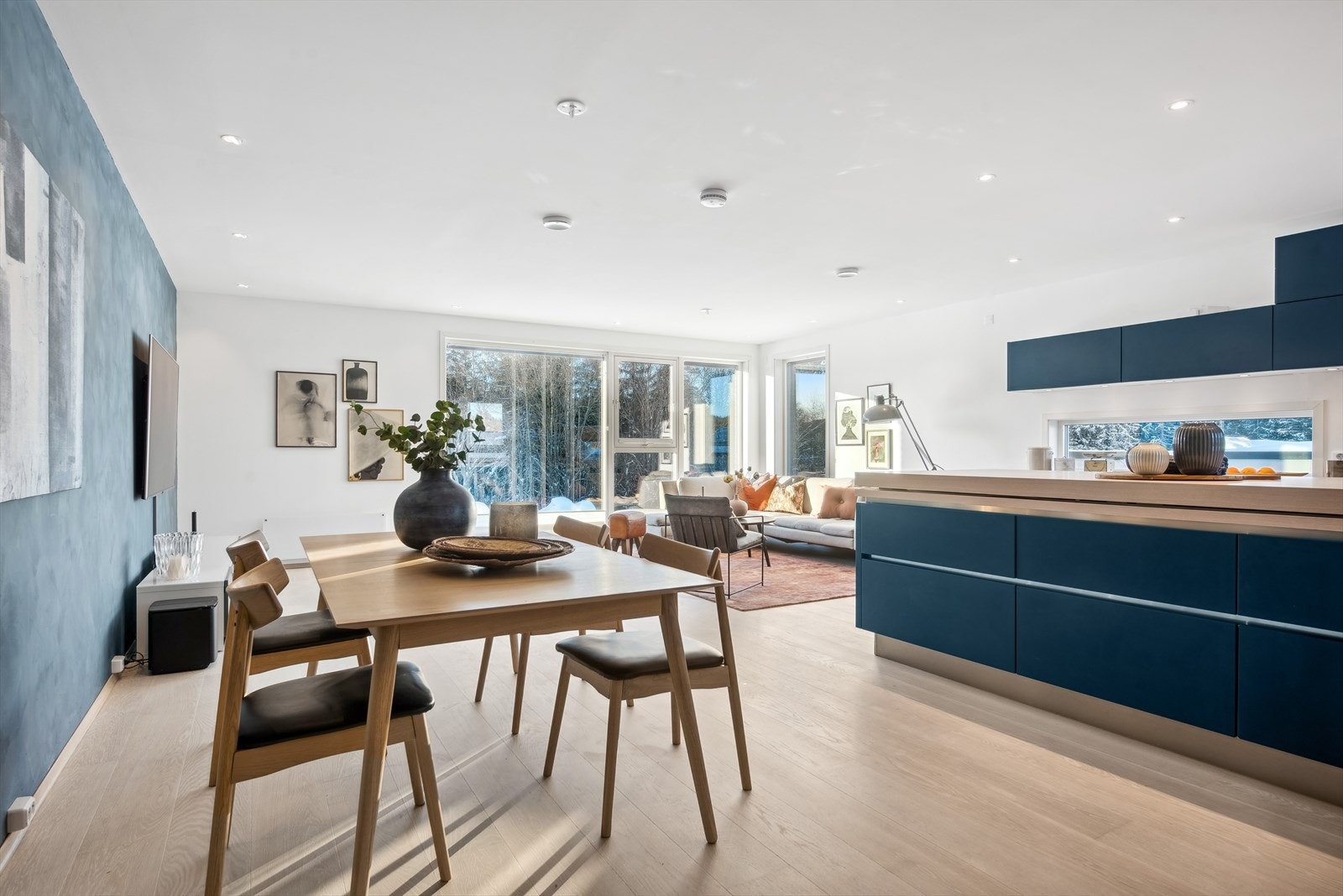 Stue og kjøkken i åpen løsning Galleribilde