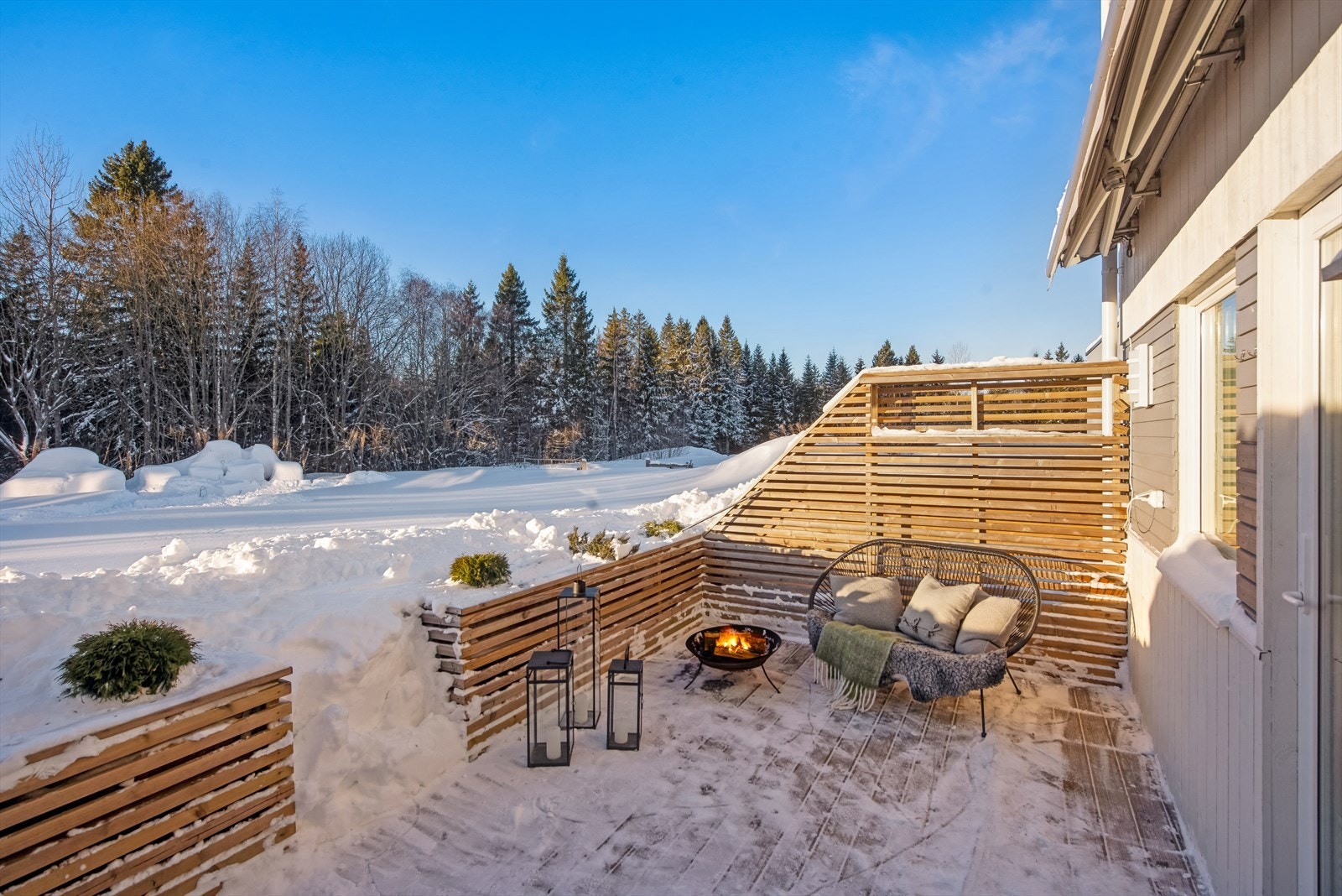 Vestvendt terrasse med markise som grenser mot friområde. Galleribilde