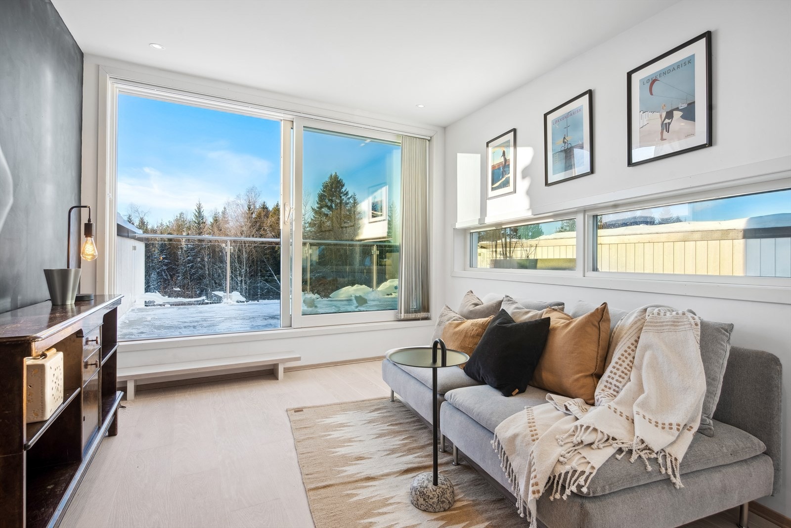 "Penthouse" i 3.etasje med utgang til den fantastiske takterrassen hvor solen nytes fra morgen til sen kveld. Galleribilde