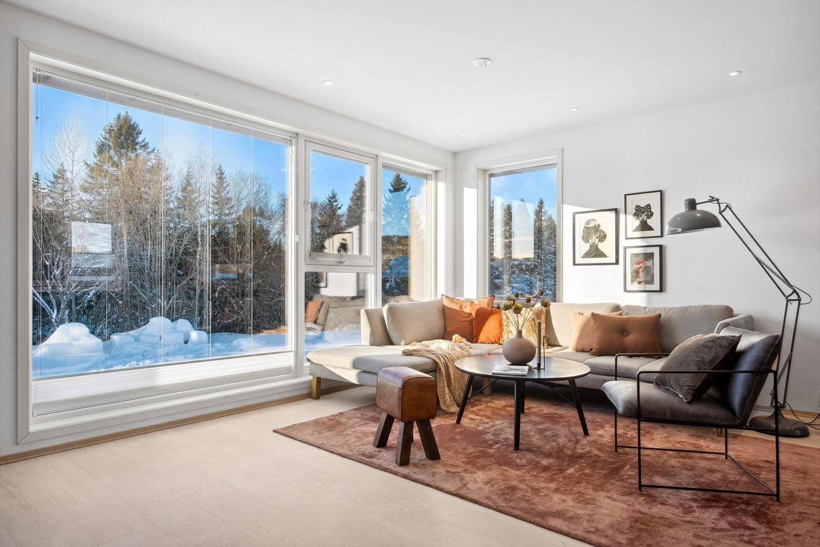 Stuen har generøst med vinduer og takhøyde på hele 2,6 meter. Galleribilde