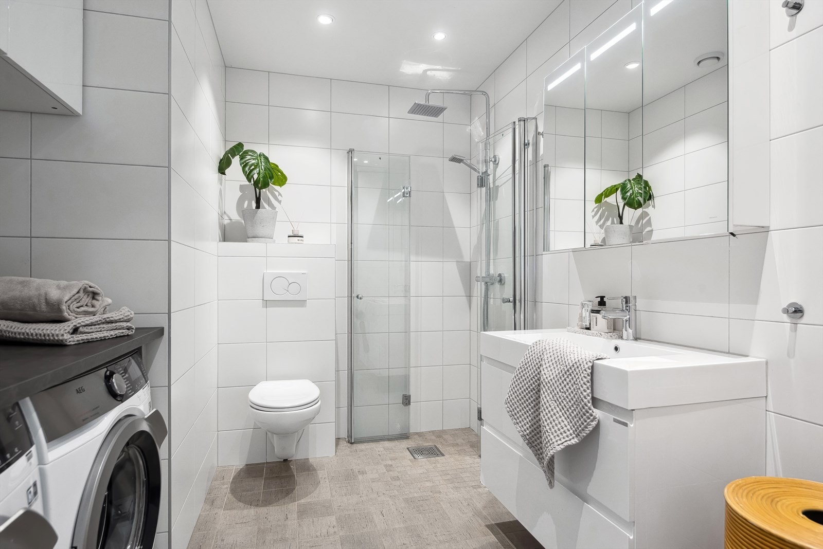 Baderom 2 med opplegg for vaskemaskin og tørketrommel Galleribilde