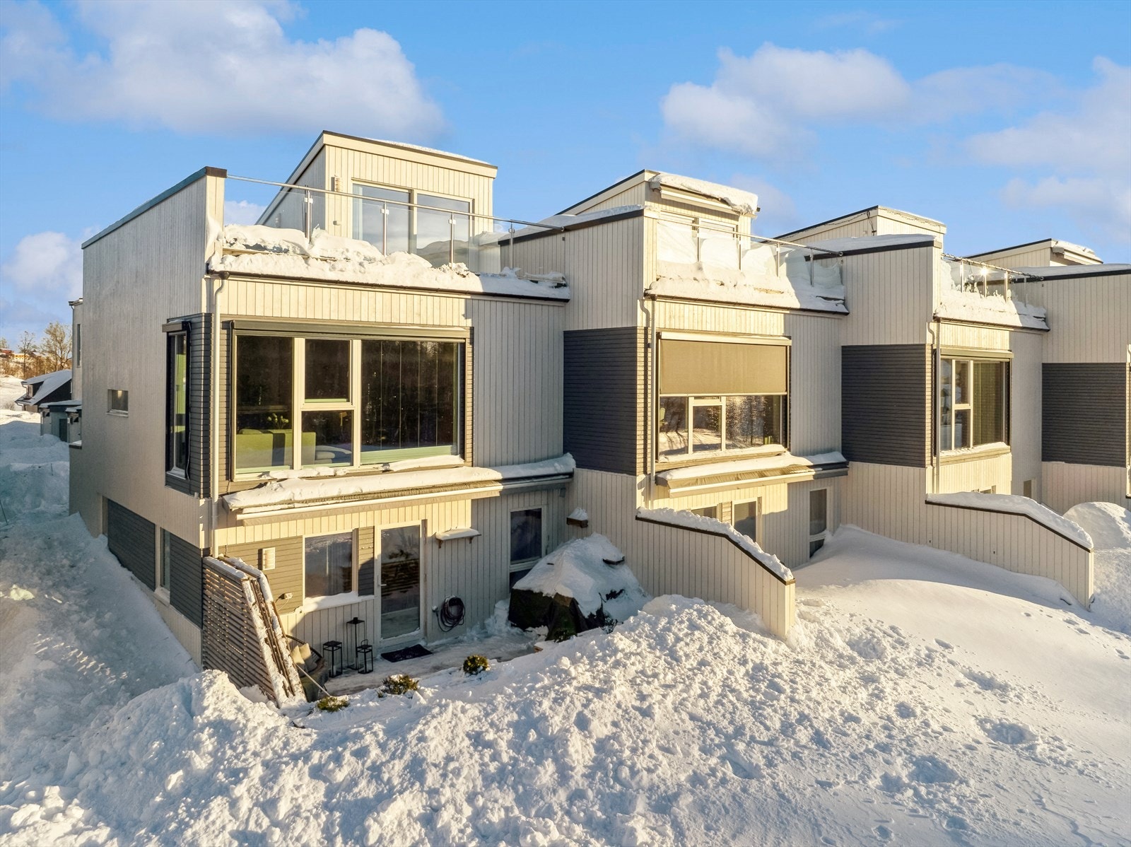 Enderekkehuset ligger solrikt til med flere supre uteplasser i et særdeles barnevennlig og hyggelig boområde. Galleribilde