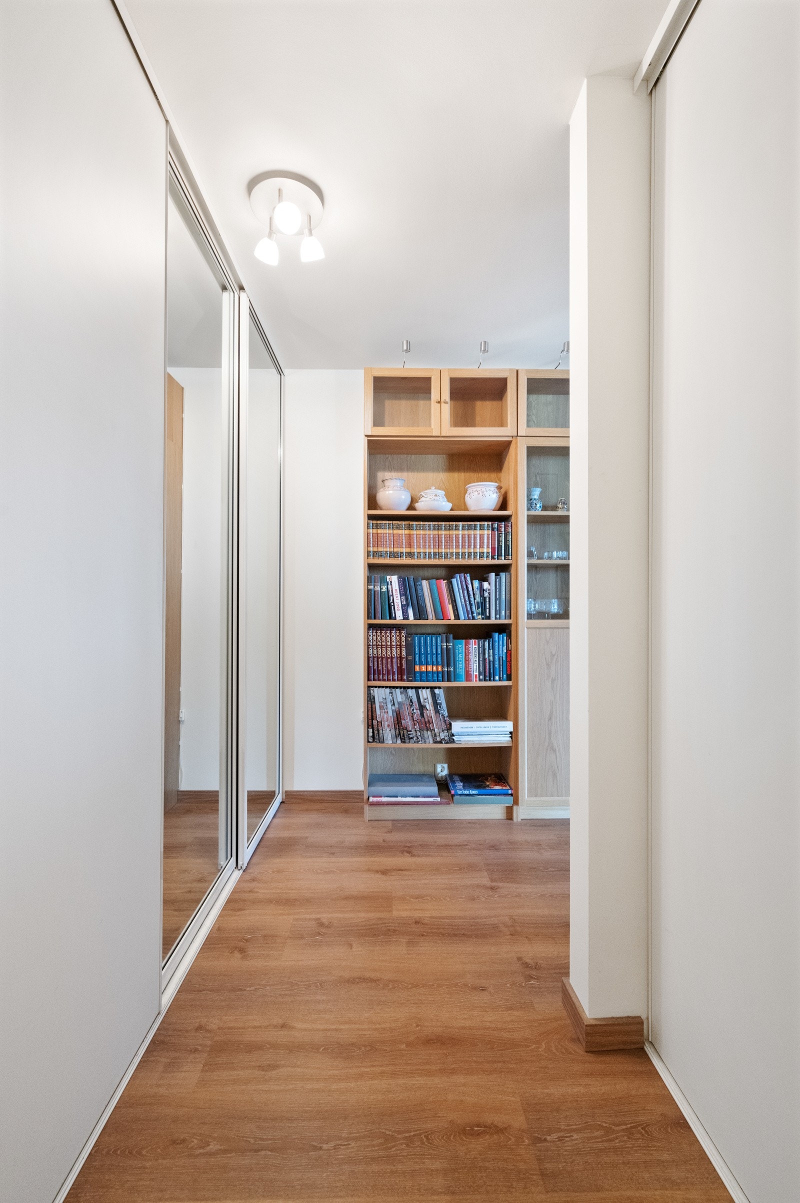 Gang med skyvedørsgarderobe Galleribilde