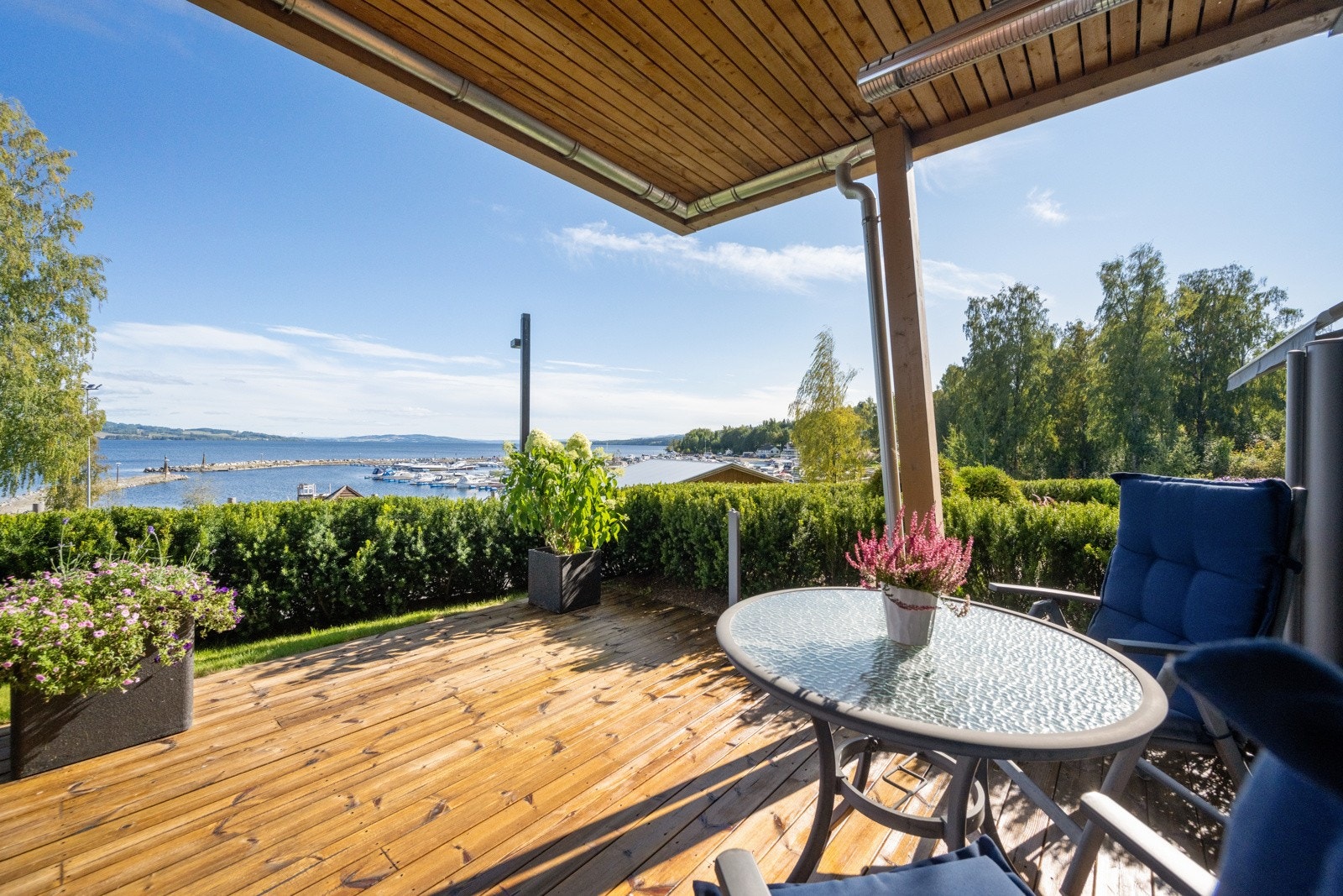 Fra terrassen er det flott utsikt mot Mjøsa, og umiddelbar nærhet til badestrand og lekeplass Galleribilde