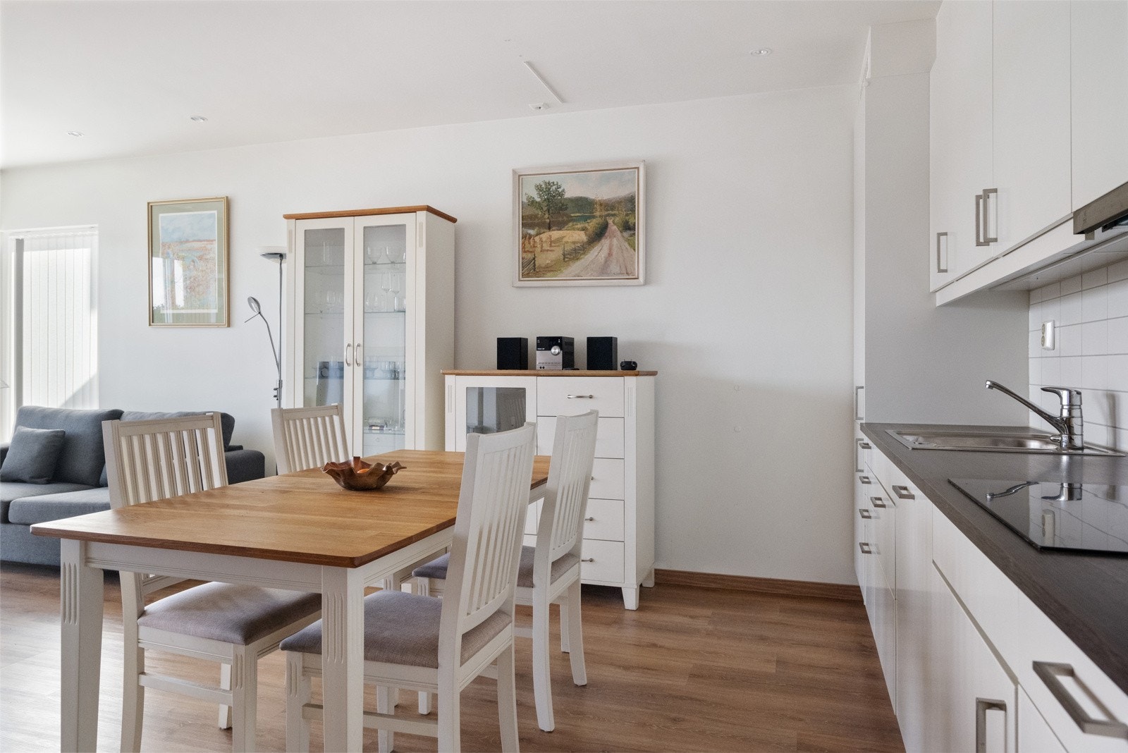 Kjøkkenet har integrert stekeovn, induskjonstopp, kjøle-/fryseskap og oppvaskmaskin. Ventilator over komfyr. Komfyrvakt og lekkasjesikring er montert. Galleribilde