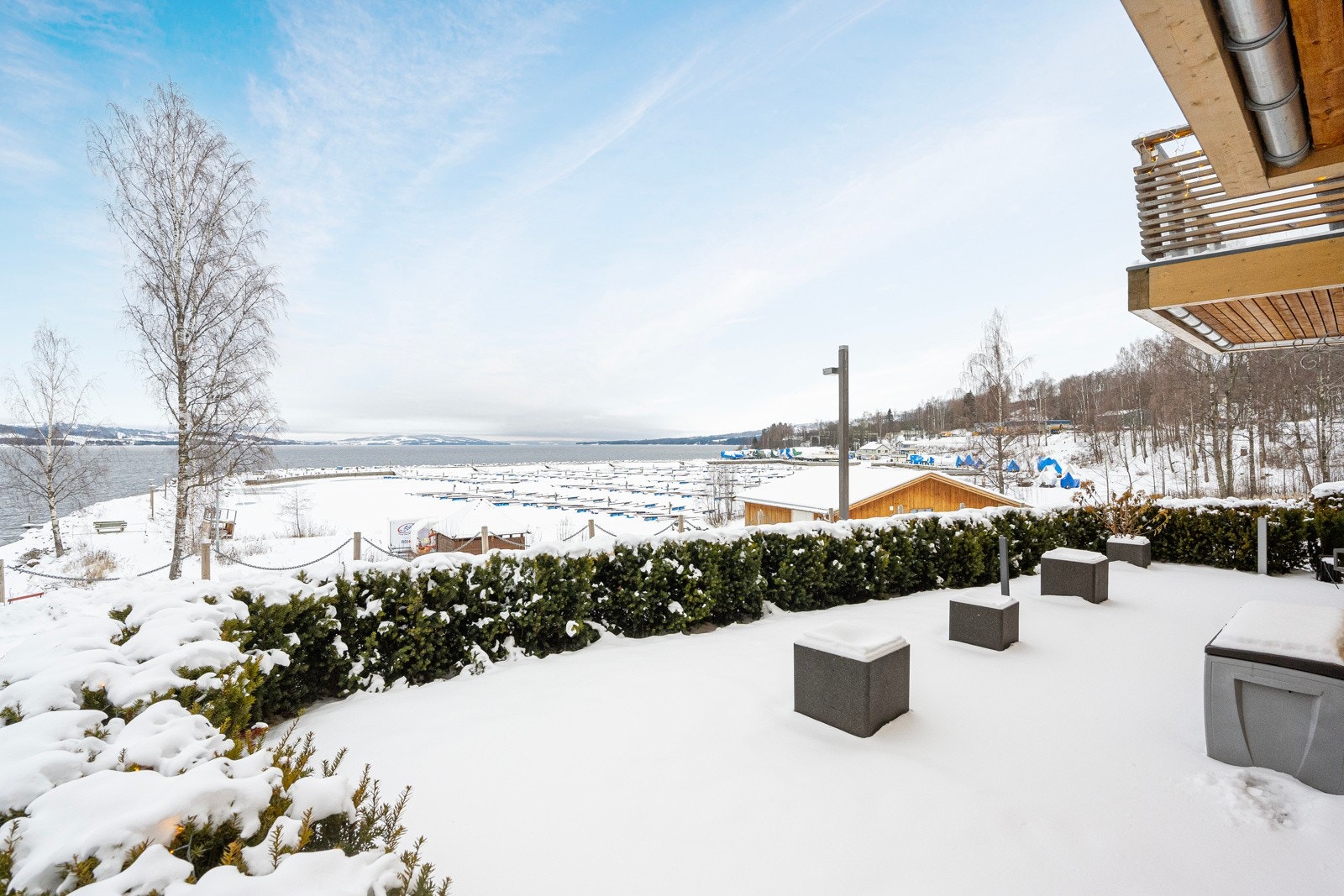 Delvis overbygget terrasse. Beplantet og godt skjermet fra gangveg. Galleribilde