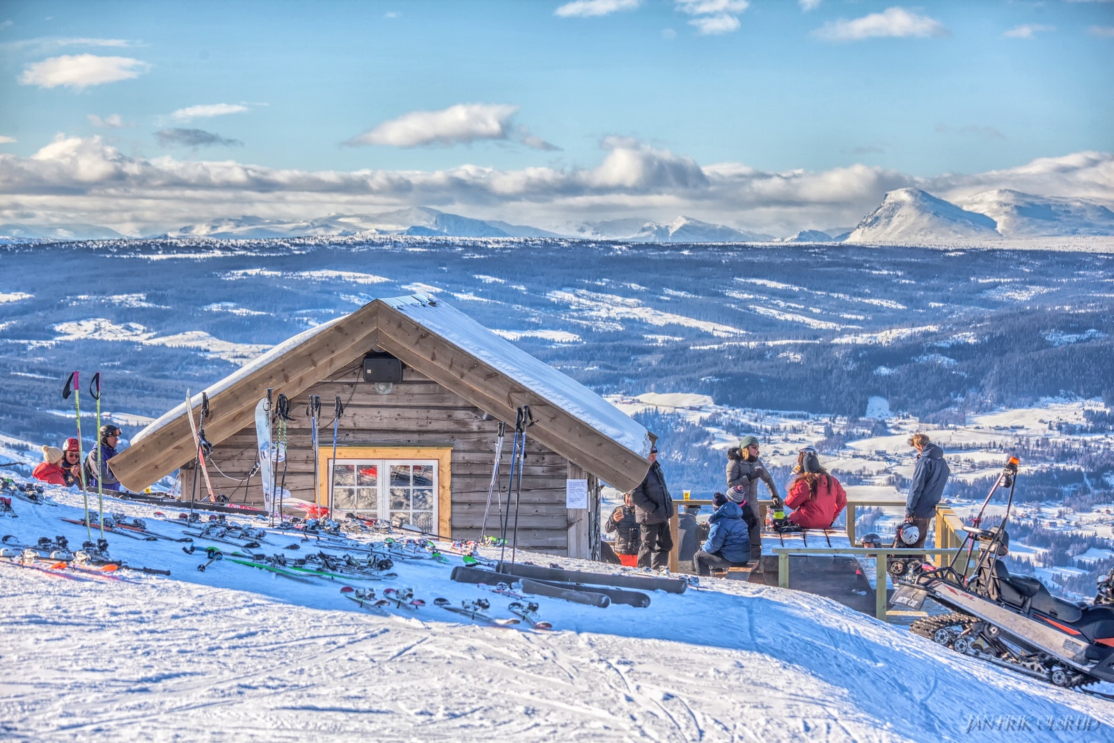 Bilder fra Valdres Alpinsenter - det er ski inn/ut fra hytta/tomta Galleribilde